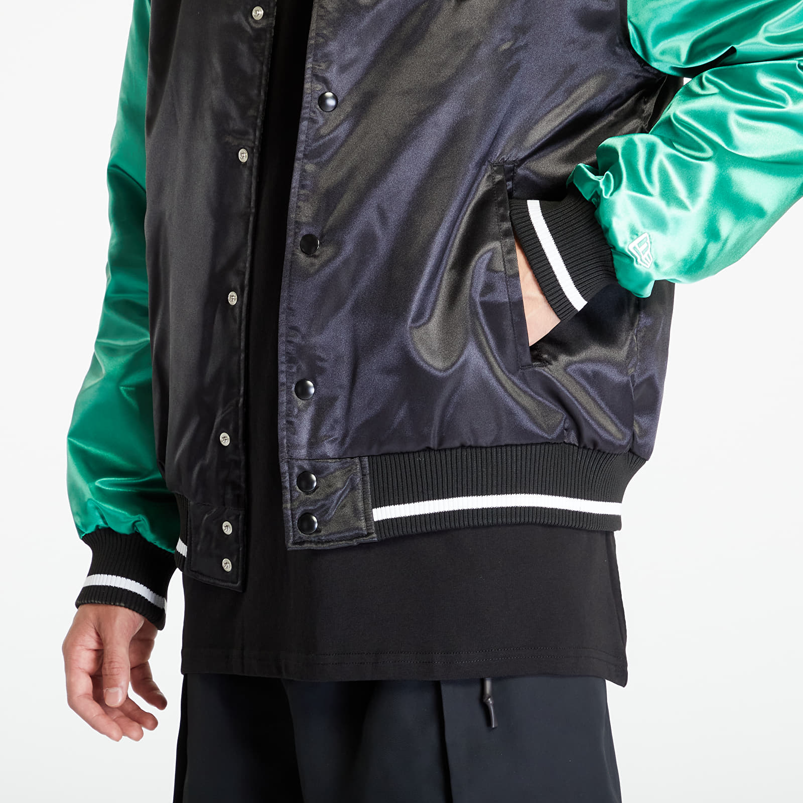 Bomber jakas New Era NBA Satin Bomber Boston Celtics Black/ Kelly Green