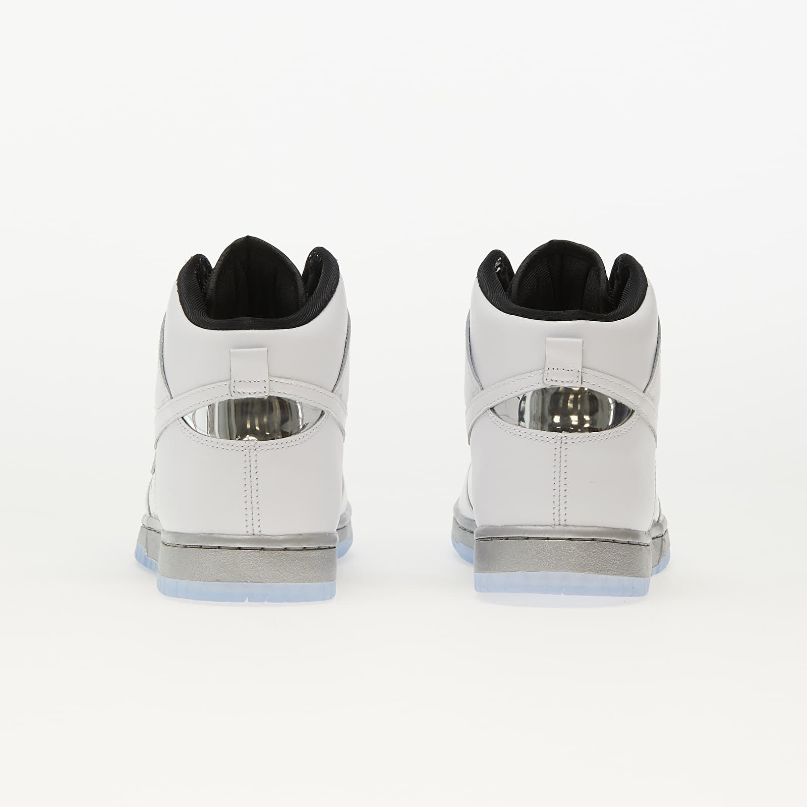 Adidași și pantofi pentru femei Nike W Dunk High SE White/ White/ Mettalic Silver