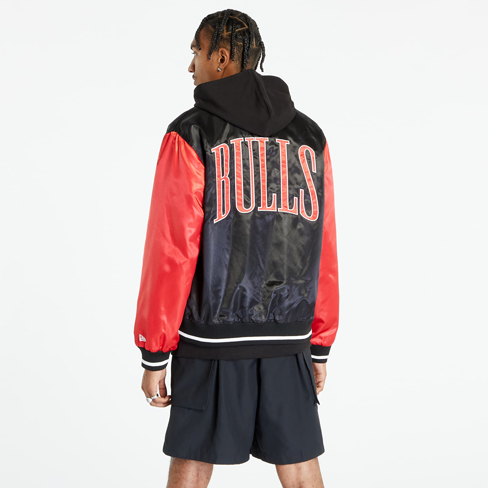 Bomberjacken New Era NBA Satin Bomber Chicago Bulls Black/ Front Door Red