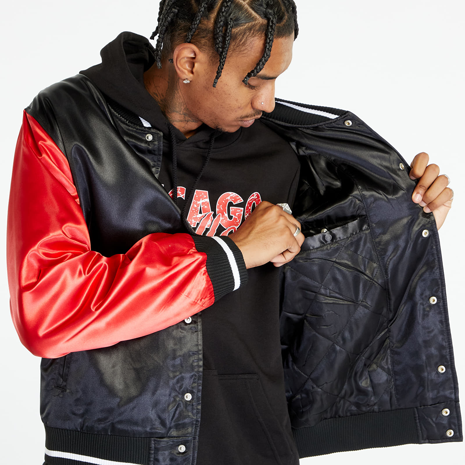 Bomberjacken New Era NBA Satin Bomber Chicago Bulls Black/ Front Door Red