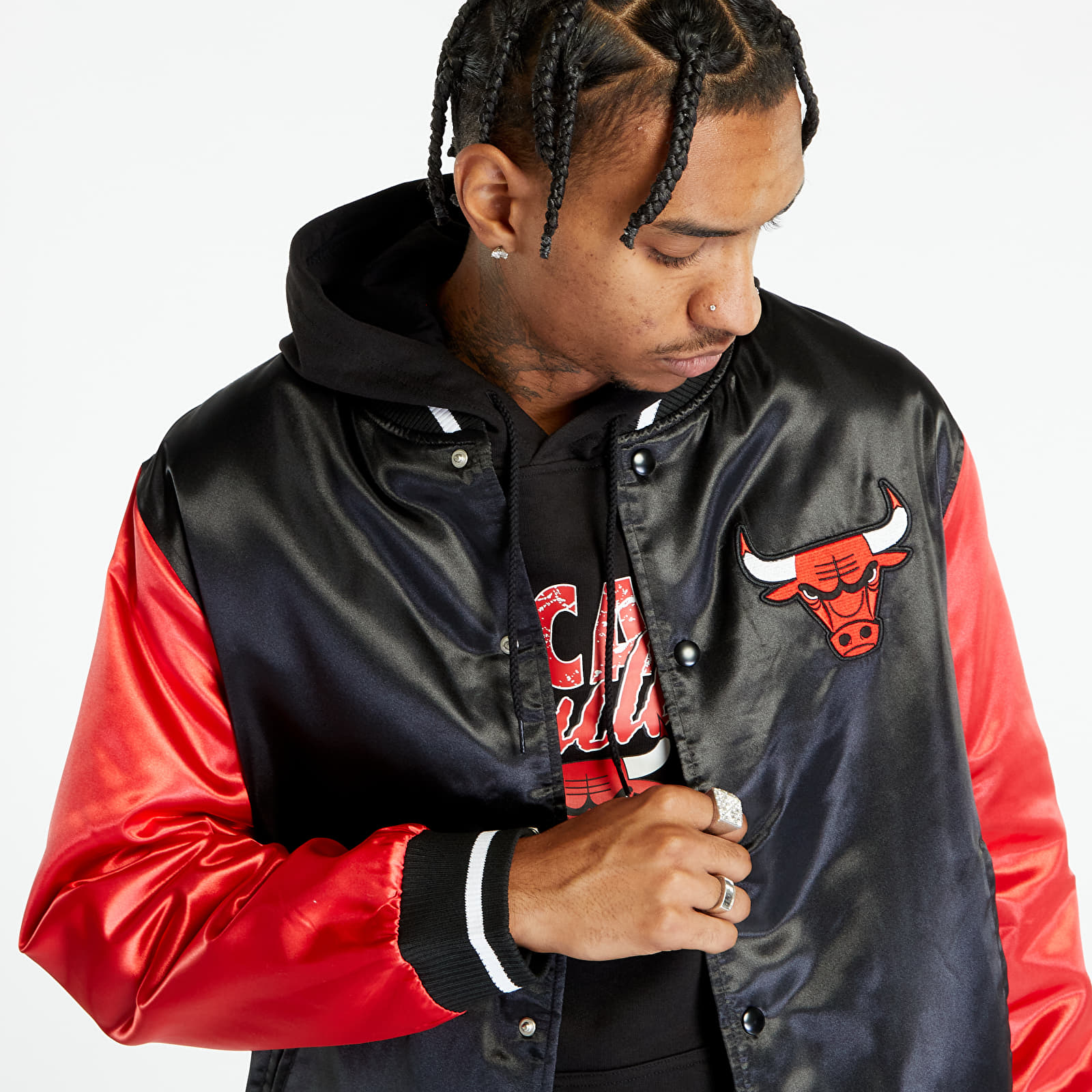 Bomberjacken New Era NBA Satin Bomber Chicago Bulls Black/ Front Door Red
