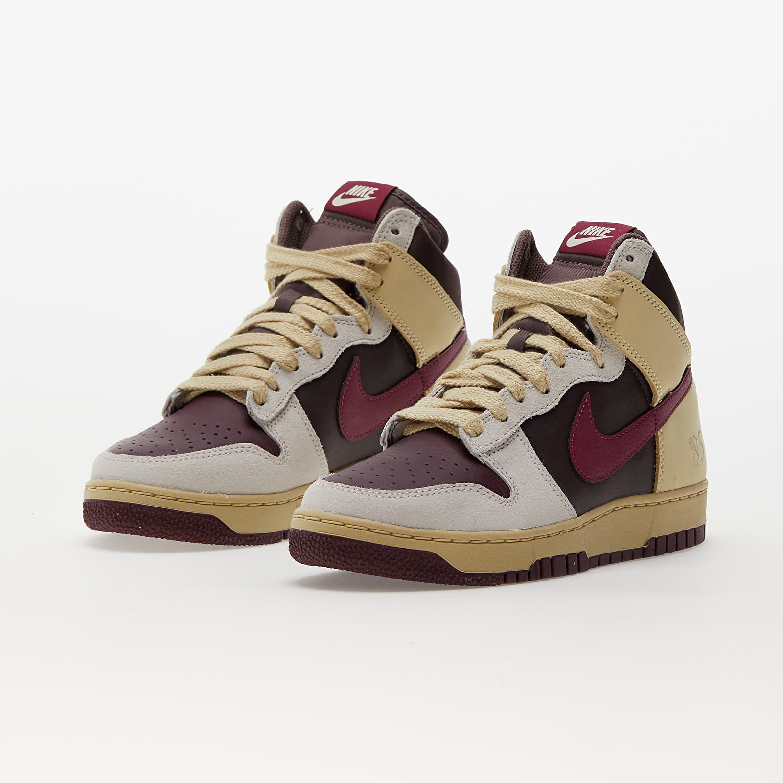 Vīriešu čības un apavi Nike Wmns Dunk High 1985 Alabaster/ Rosewood-Earth-Night Maroon