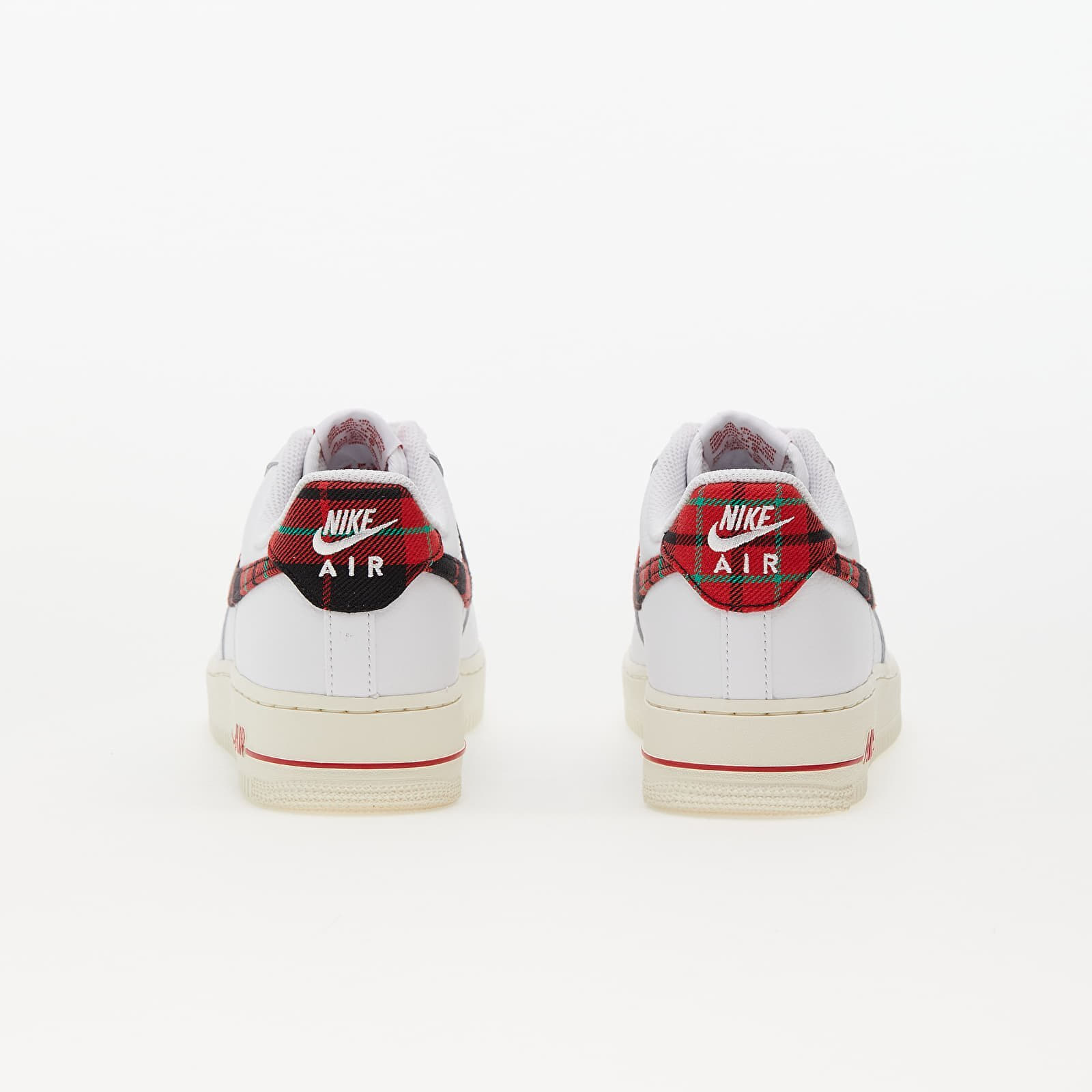 Nike air force 1 lv8 red and white store