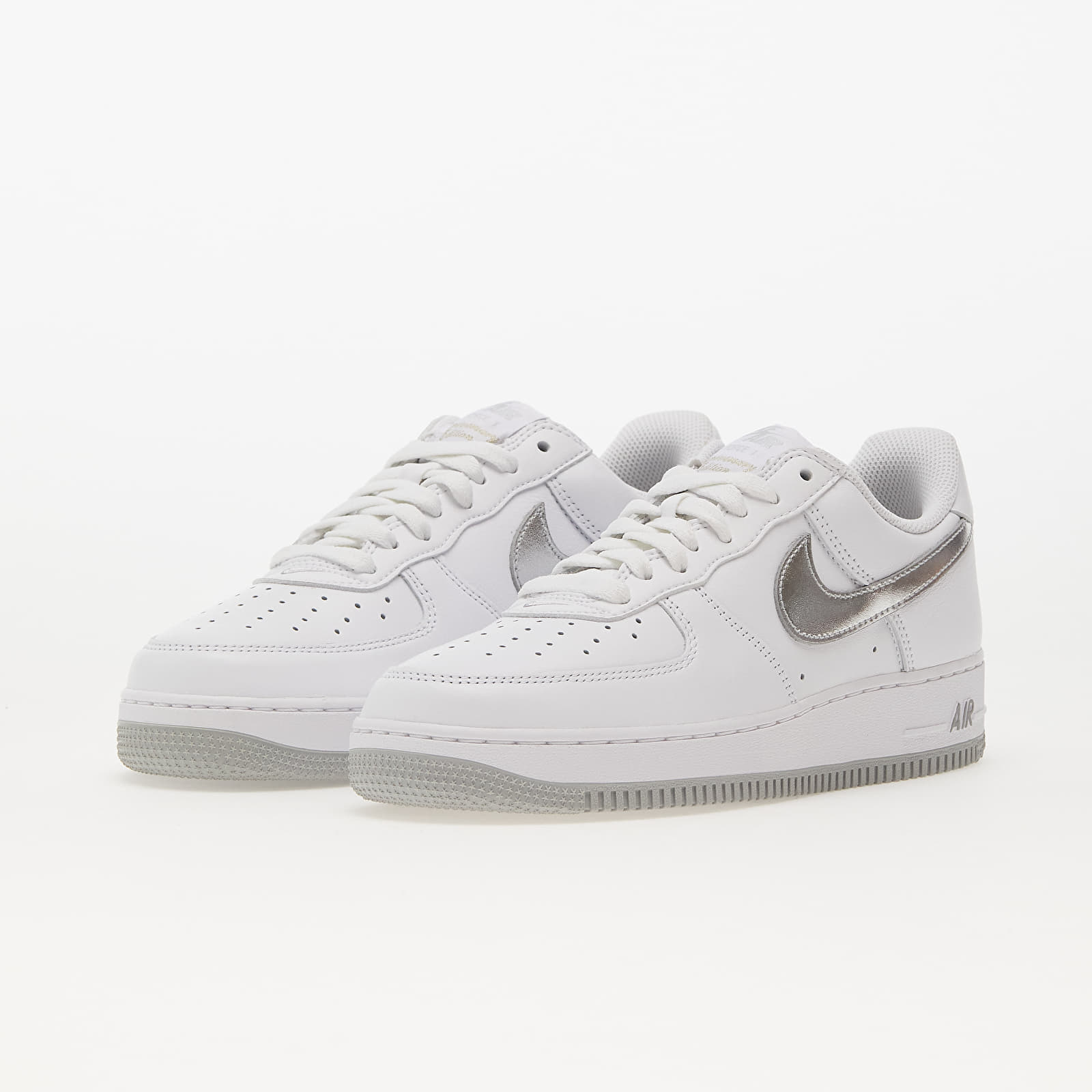 Baskets et chaussures pour hommes Nike Air Force 1 Low Retro White Metallic Silver Metallic Gold Queens