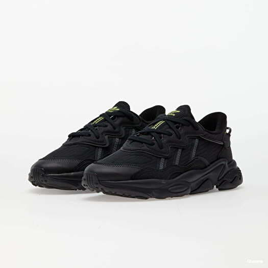 Herren Sneaker und Schuhe adidas Originals Ozweego Real Madrid Core Black/  Carbon/ Pulse Lime | Queens