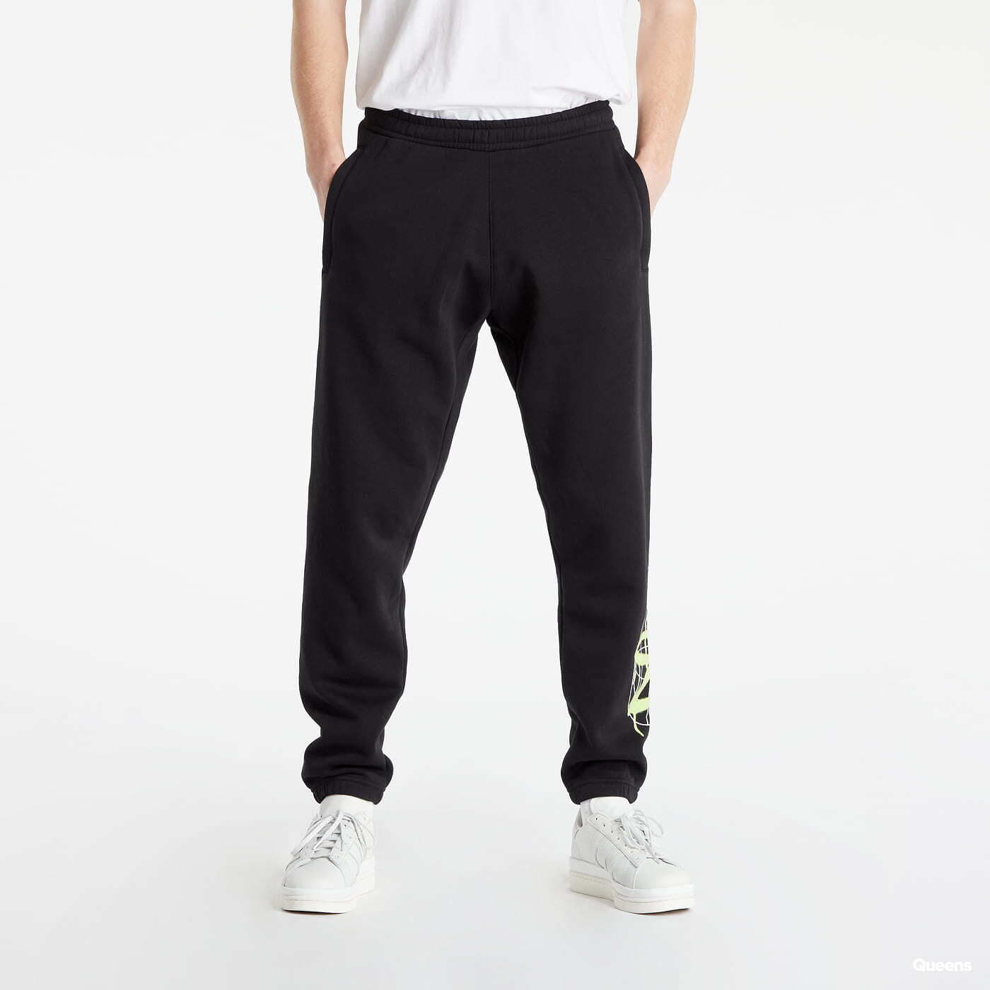 Siltās bikses adidas Originals Behind Pants Black