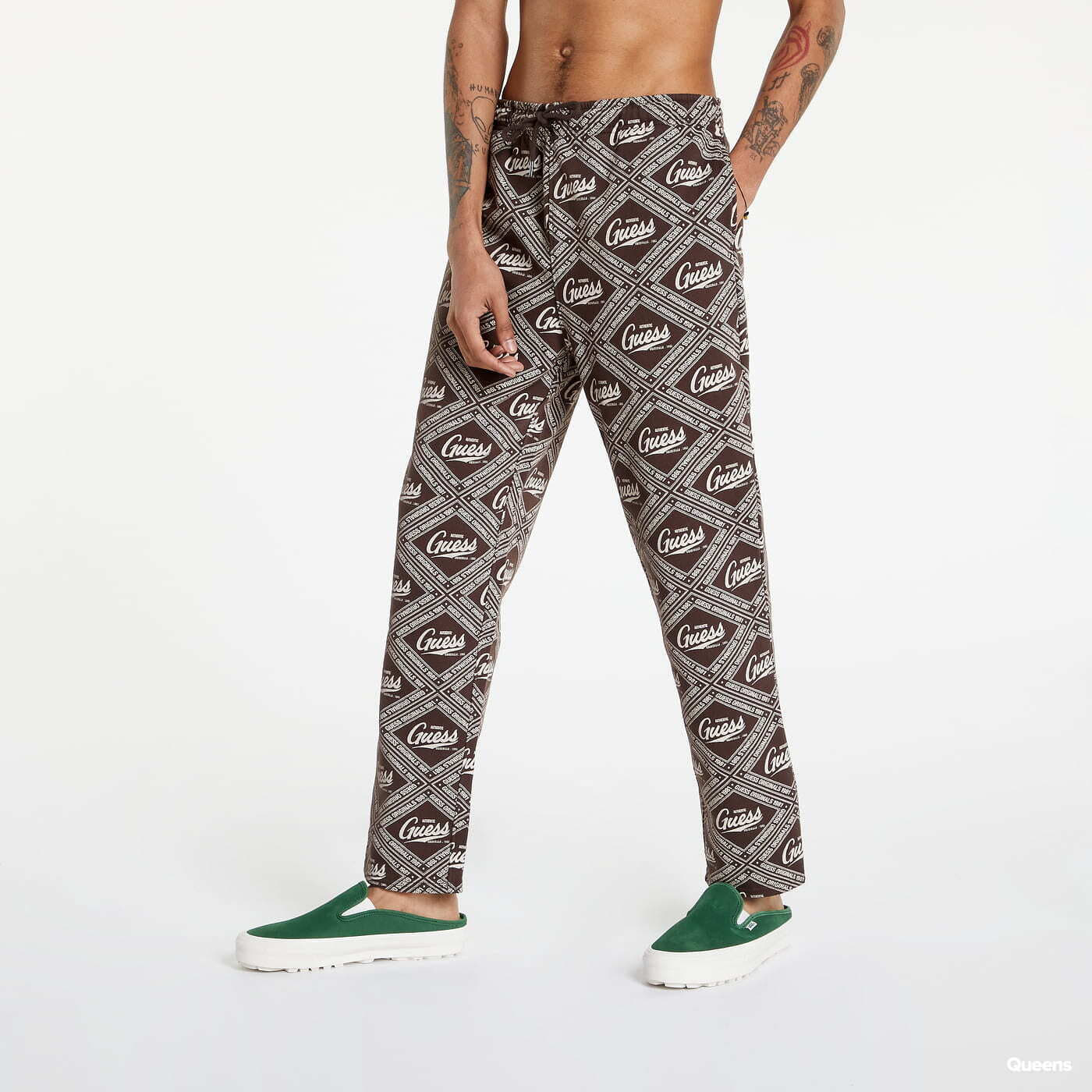 Tepláky GUESS All Over Logo Sweatpants Brown S
