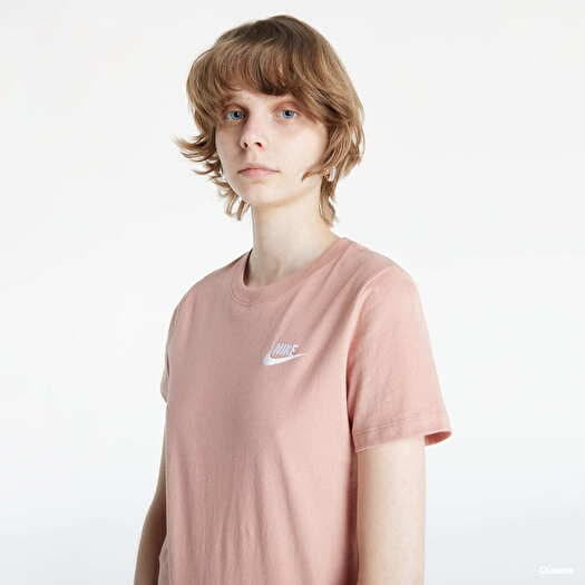 Nike club t shirt 2025 pink
