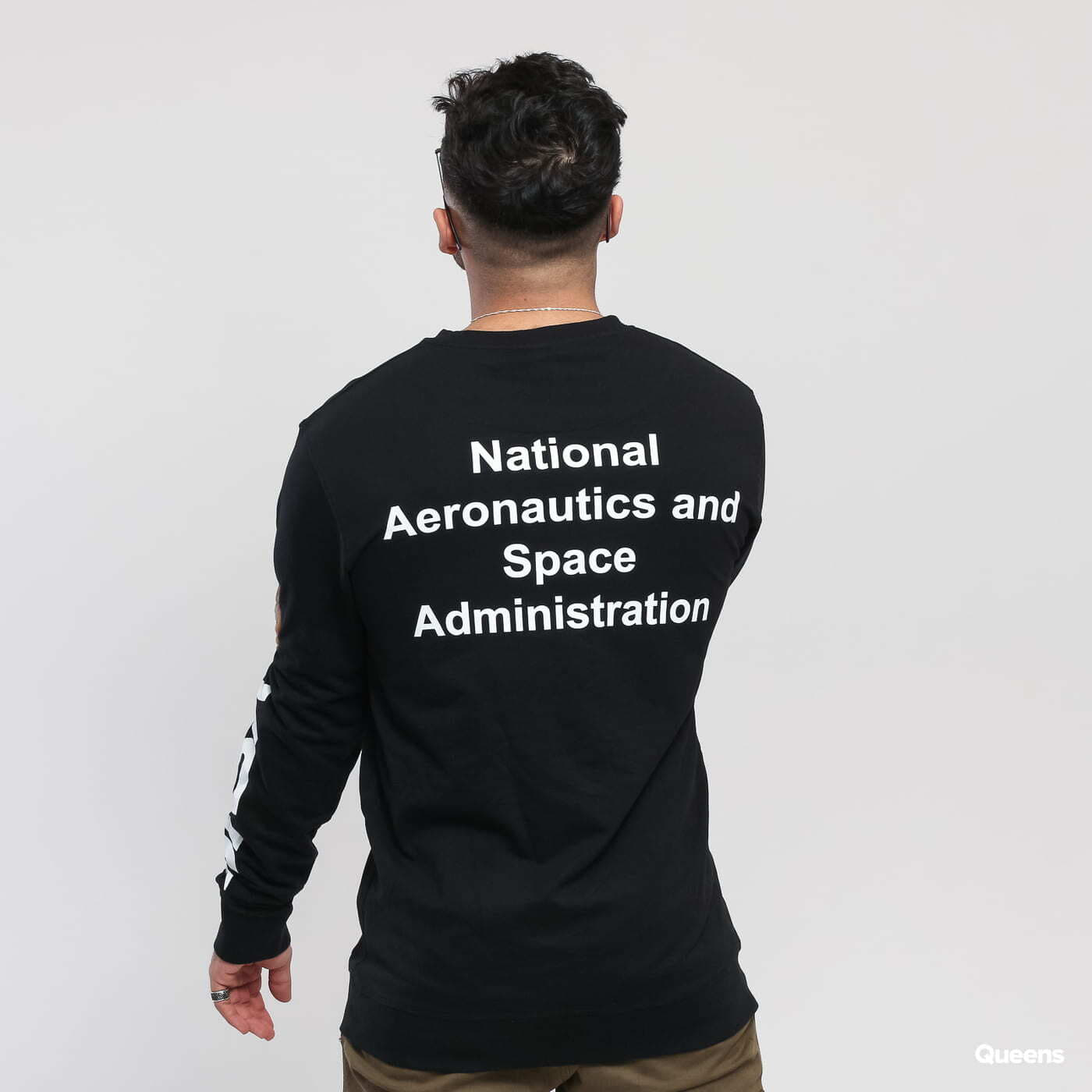 Mikiny Urban Classics NASA Crewneck Black