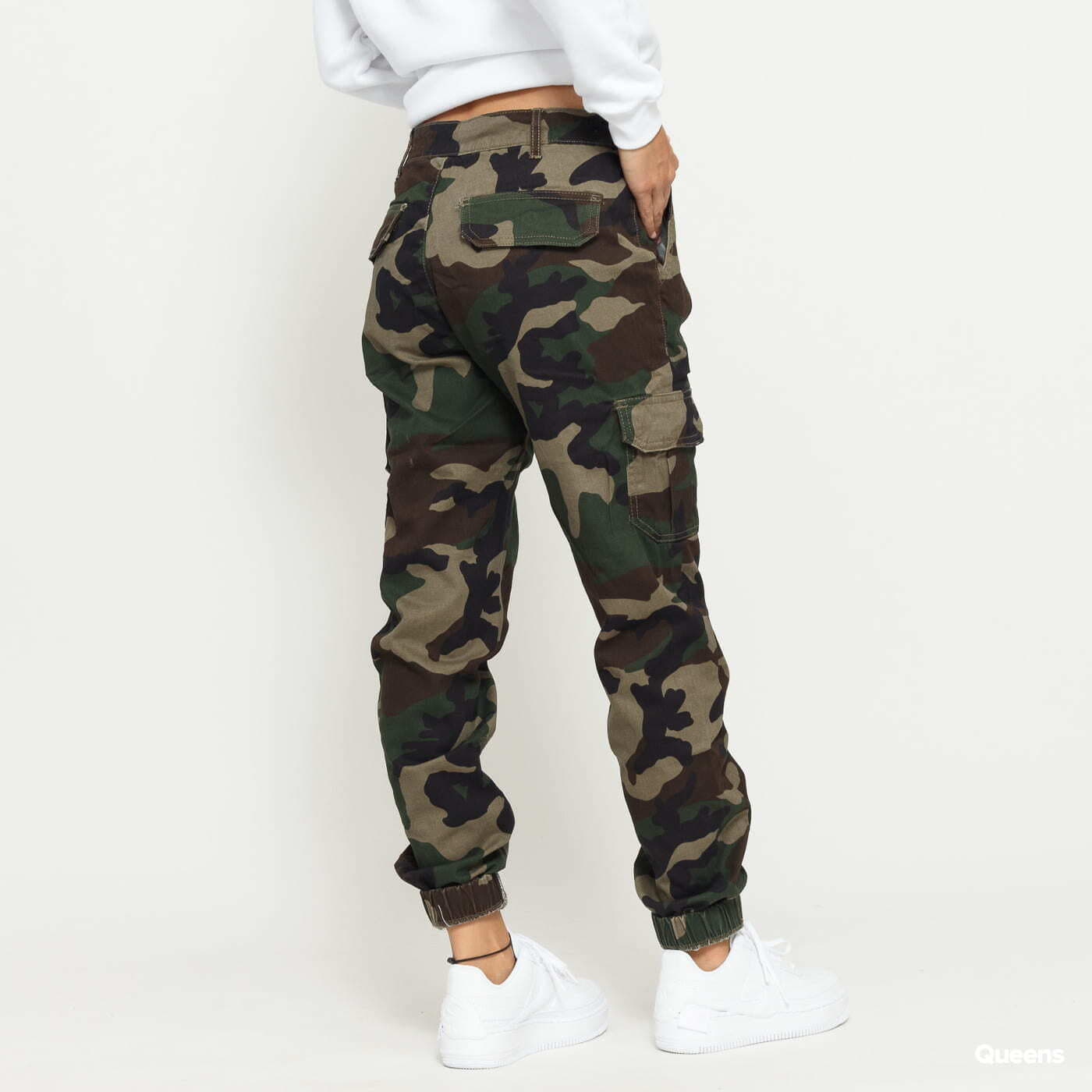 Pantaloni Urban Classics Ladies High Waist Camo Cargo Pants Camo Green - 1 | YEO