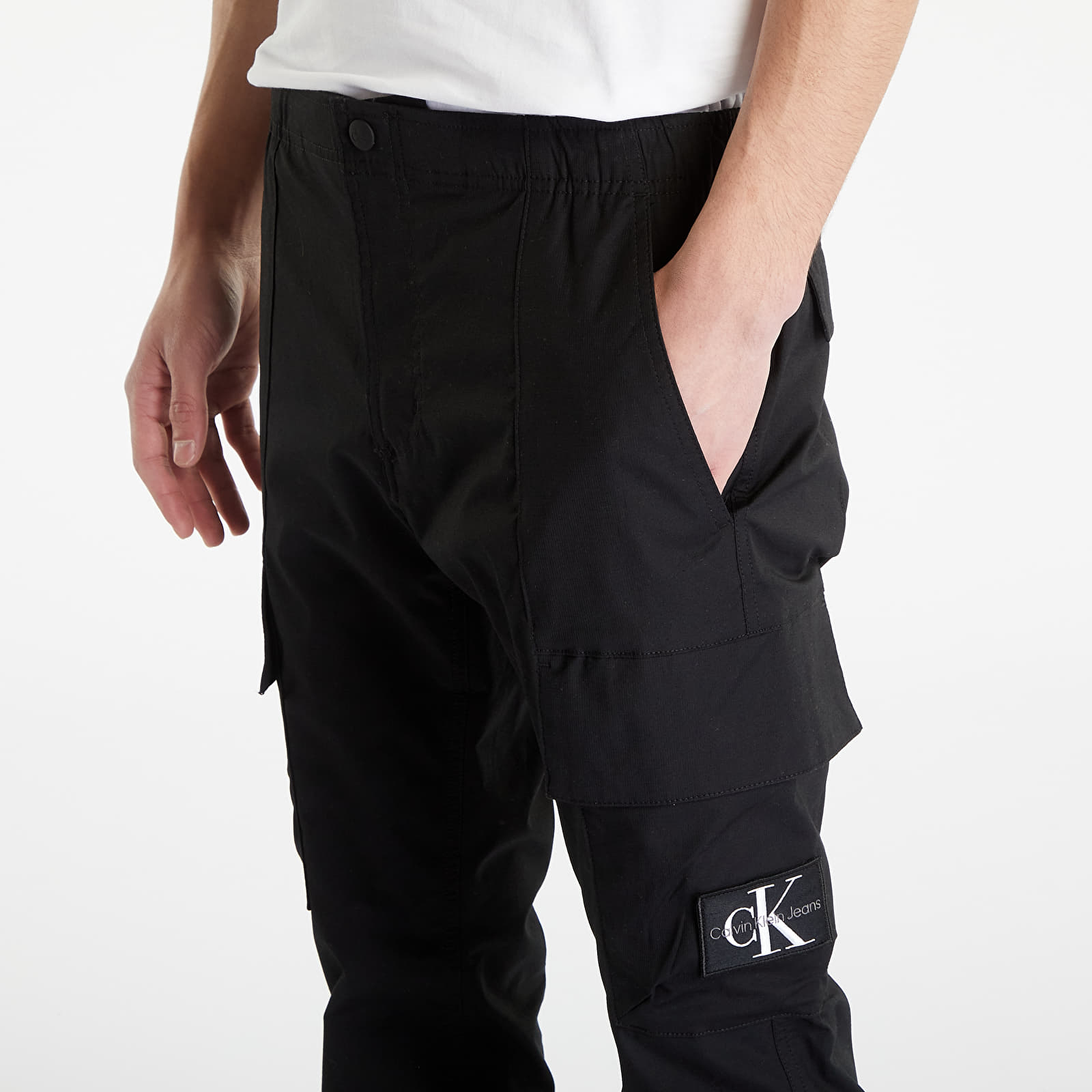 Calvin Klein Jeans PREMIUM ESSENTIALS WOVEN PANT - Cargo trousers - black -  Zalando.de