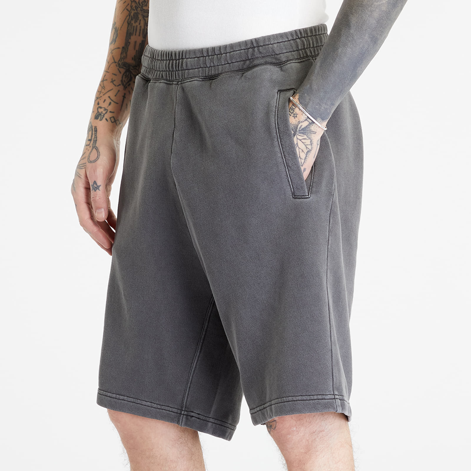 Korte broeken Carhartt WIP Nelson Sweat Short Black Garment Dyed