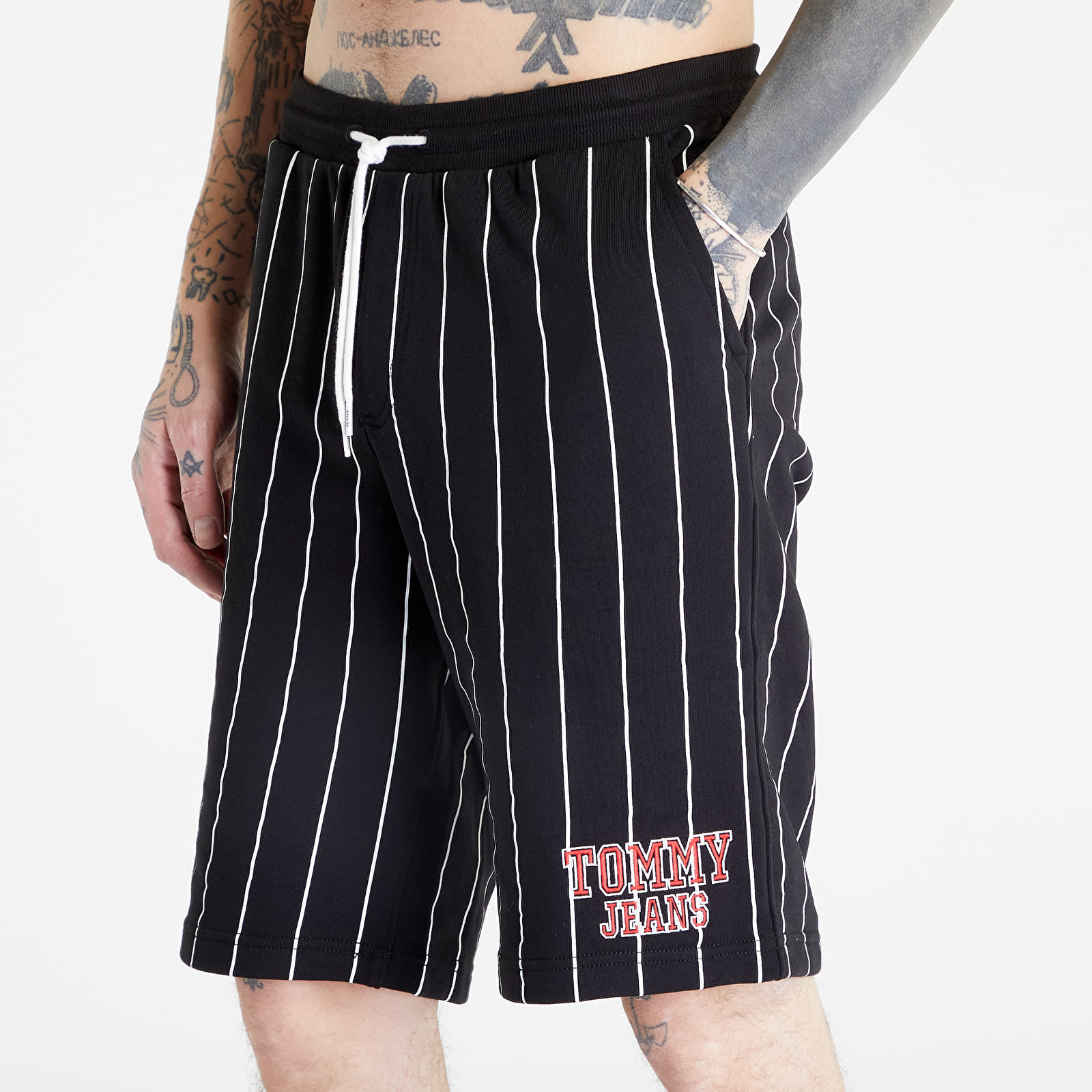 Šortky TOMMY JEANS Oversized Pinstripe Shorts Black