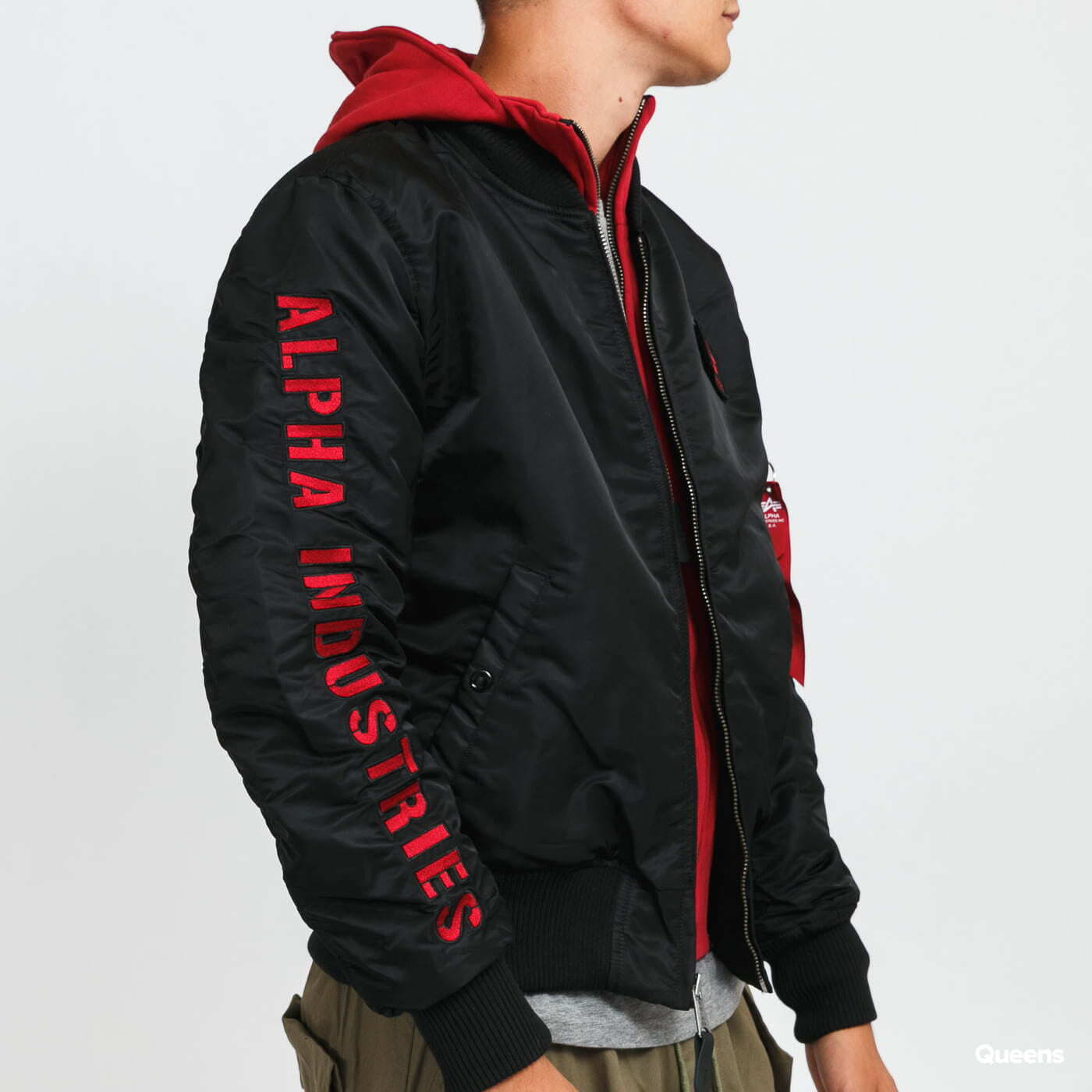 Jachete pentru bărbați Alpha Industries MA-1 D-Tec Sleeve Embroidery Black/ Red