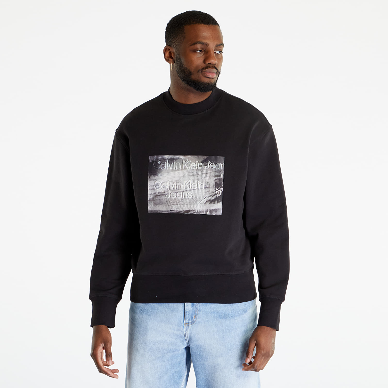 Black sweatshirt with jeans top