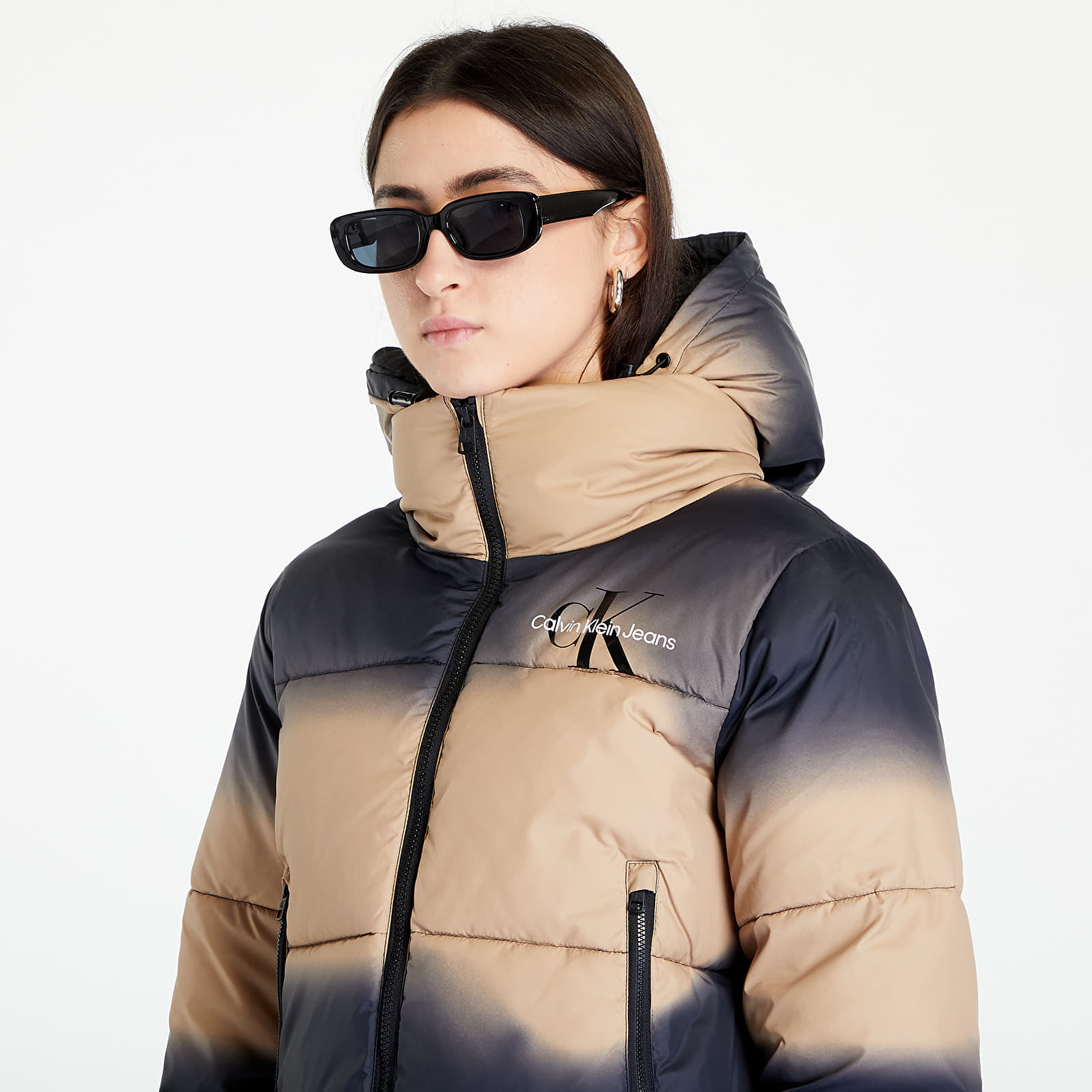 Jacken CALVIN KLEIN JEANS Gradient Puffer Jacket Gradient Aop Ck Black/ Camel