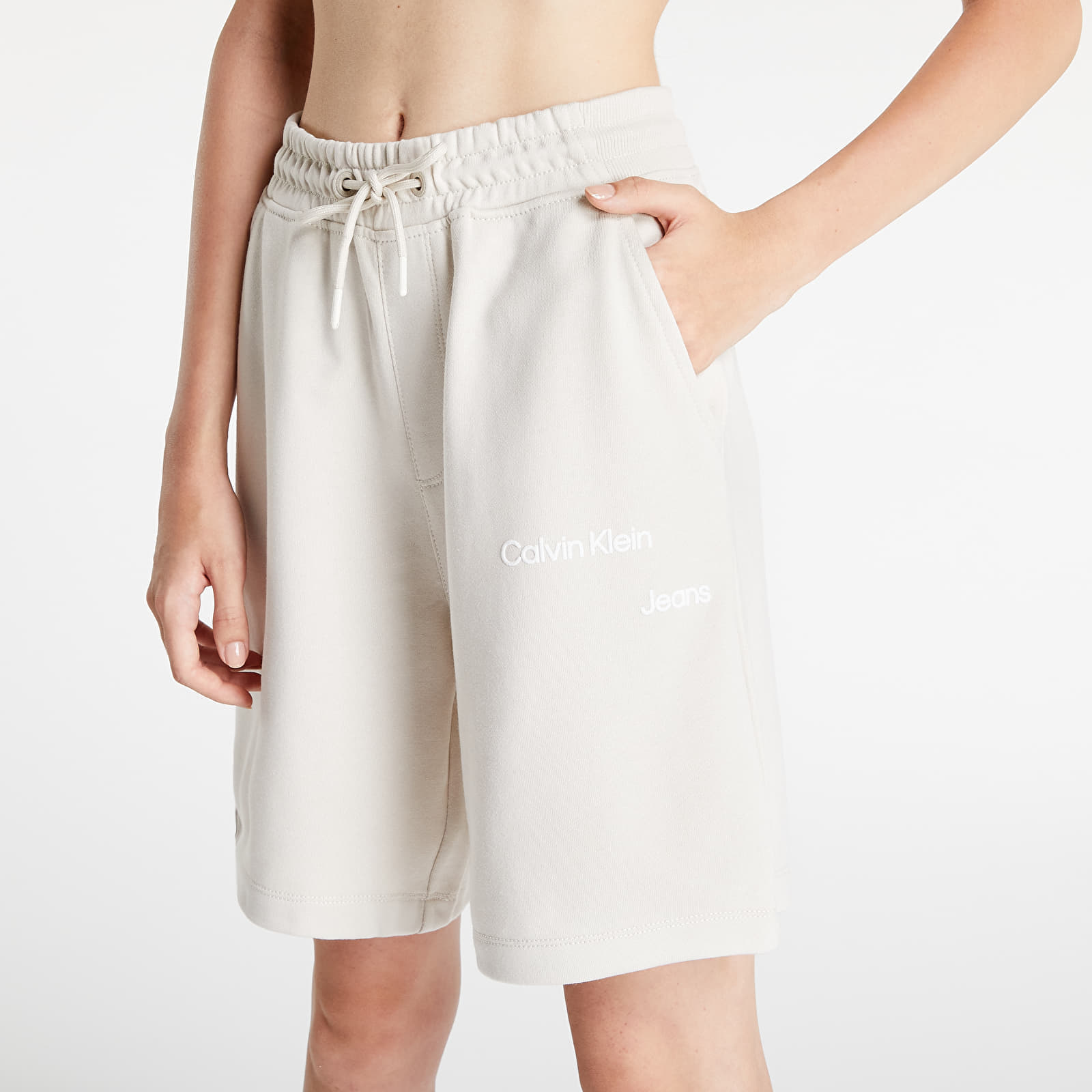 Šortky CALVIN KLEIN JEANS Disrupted Logo Hwk Shorts Eggshell