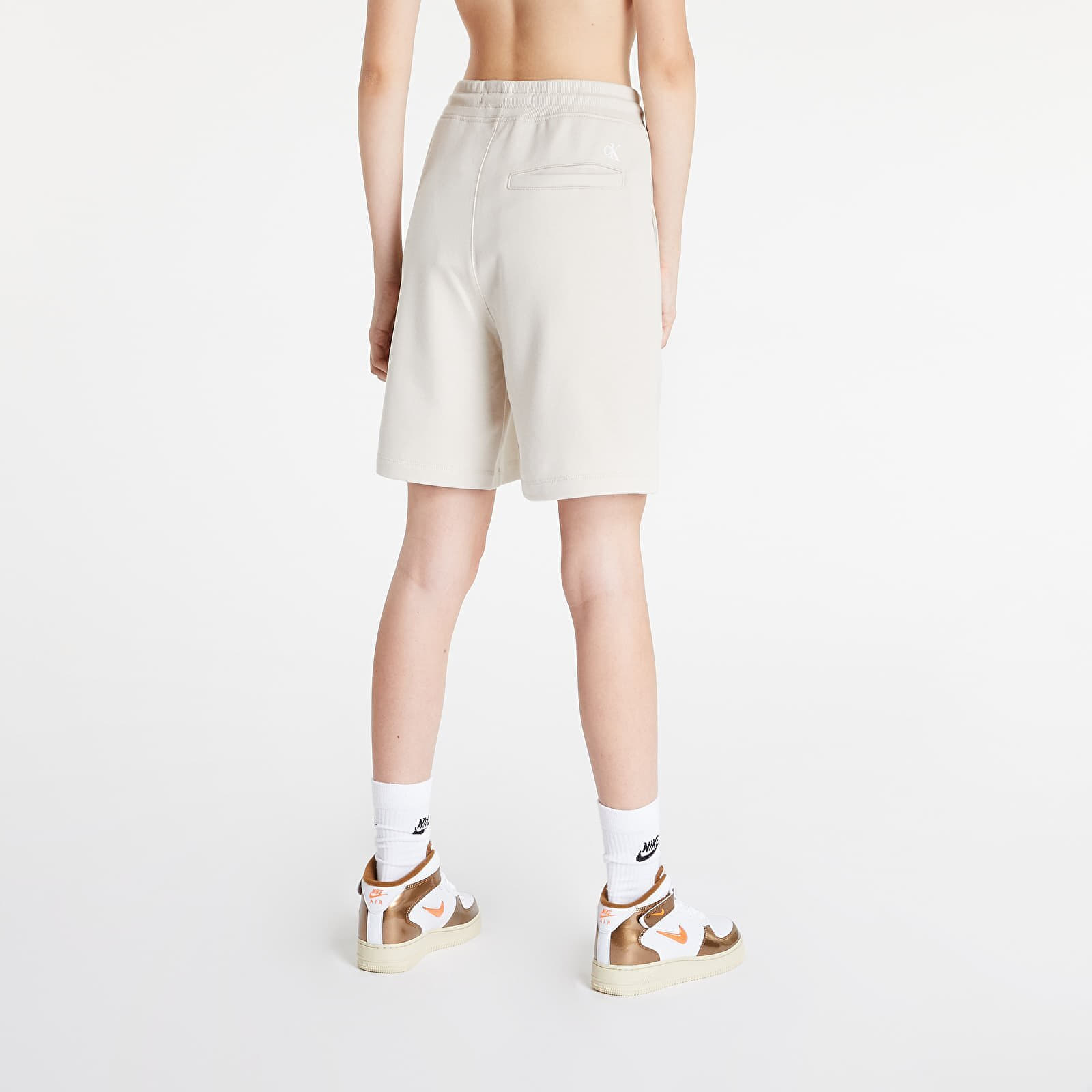 Šortky CALVIN KLEIN JEANS Disrupted Logo Hwk Shorts Eggshell