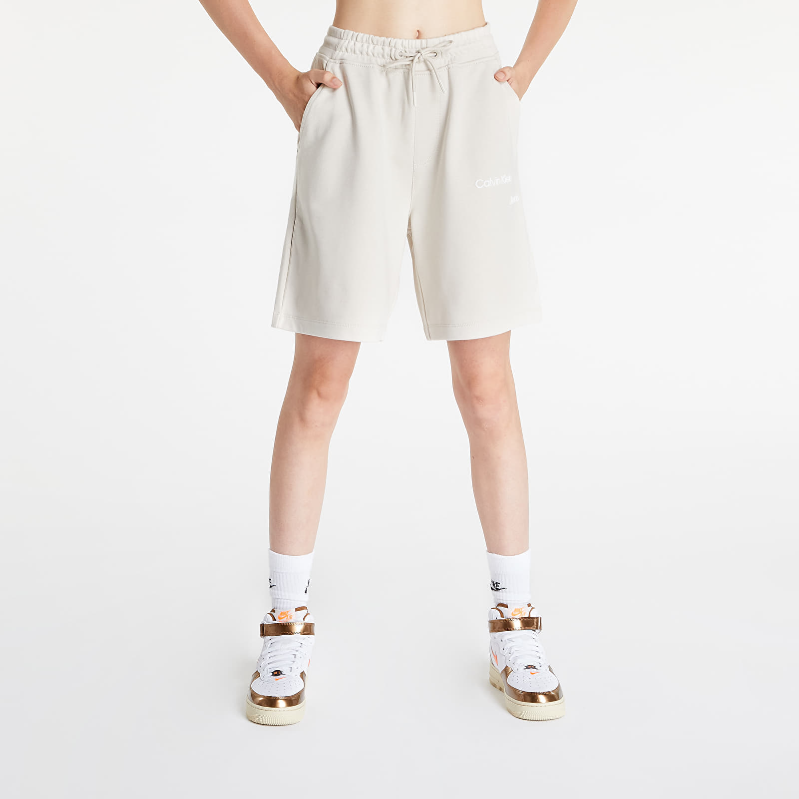Šortky CALVIN KLEIN JEANS Disrupted Logo Hwk Shorts Eggshell