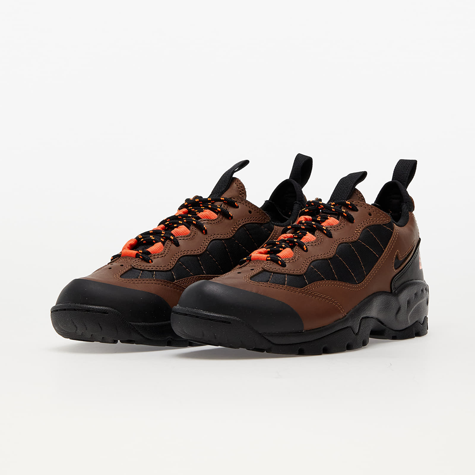 Baskets et chaussures pour hommes Nike ACG Air Mada Bison Black Hyper Crimson Total Orange Queens