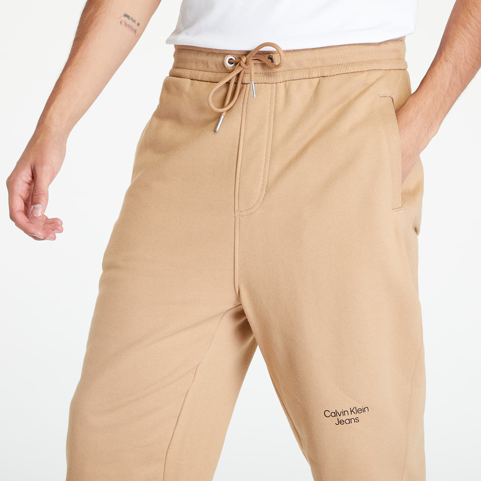 Jogginghosen CALVIN KLEIN JEANS Stacked Logo Hwk Pant Timeless Camel