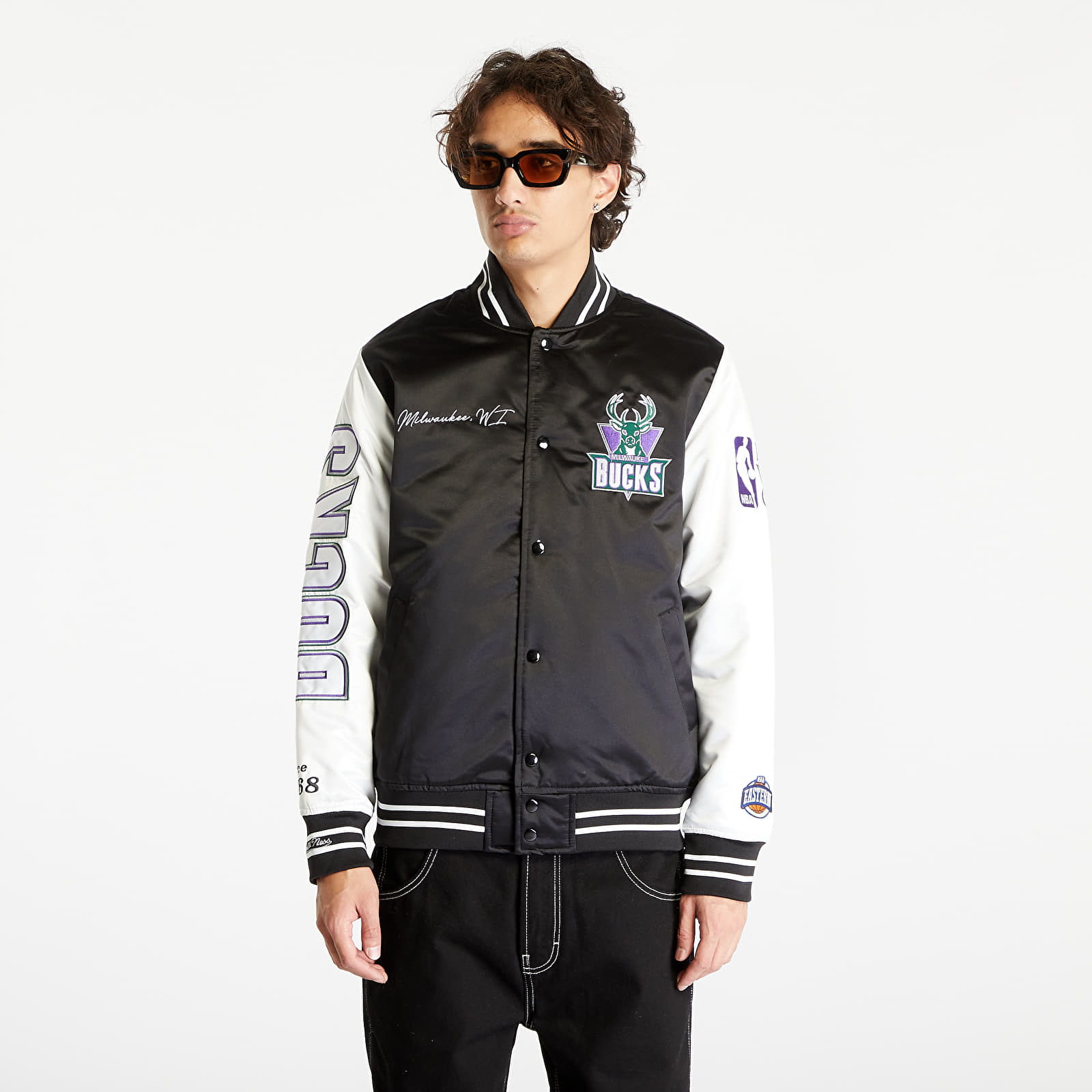 Bundy Mitchell & Ness Milwaukee Bucks Team Origins Jacket Black