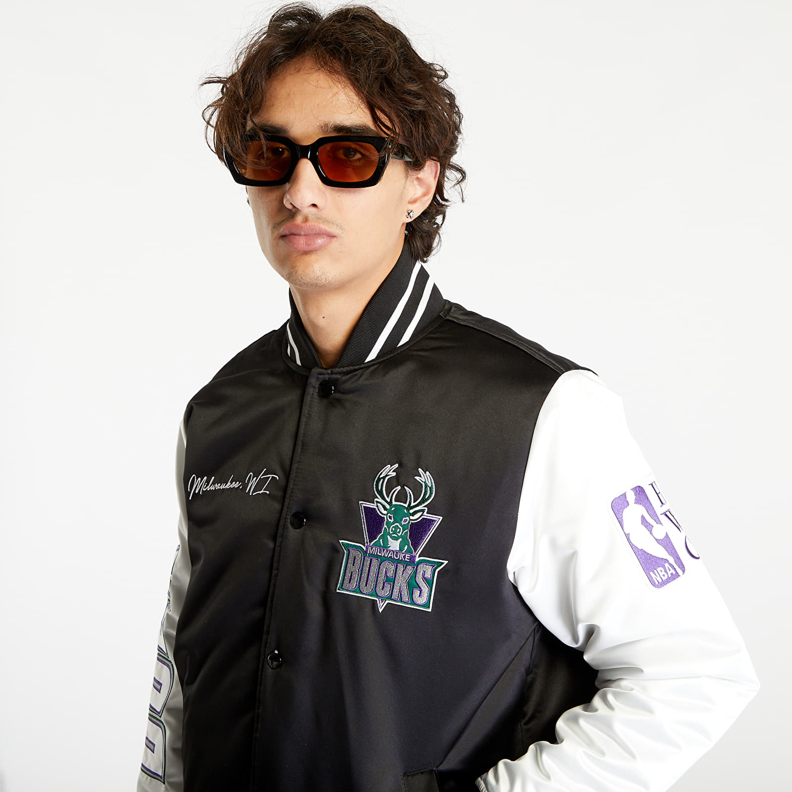 Bundy Mitchell & Ness Milwaukee Bucks Team Origins Jacket Black