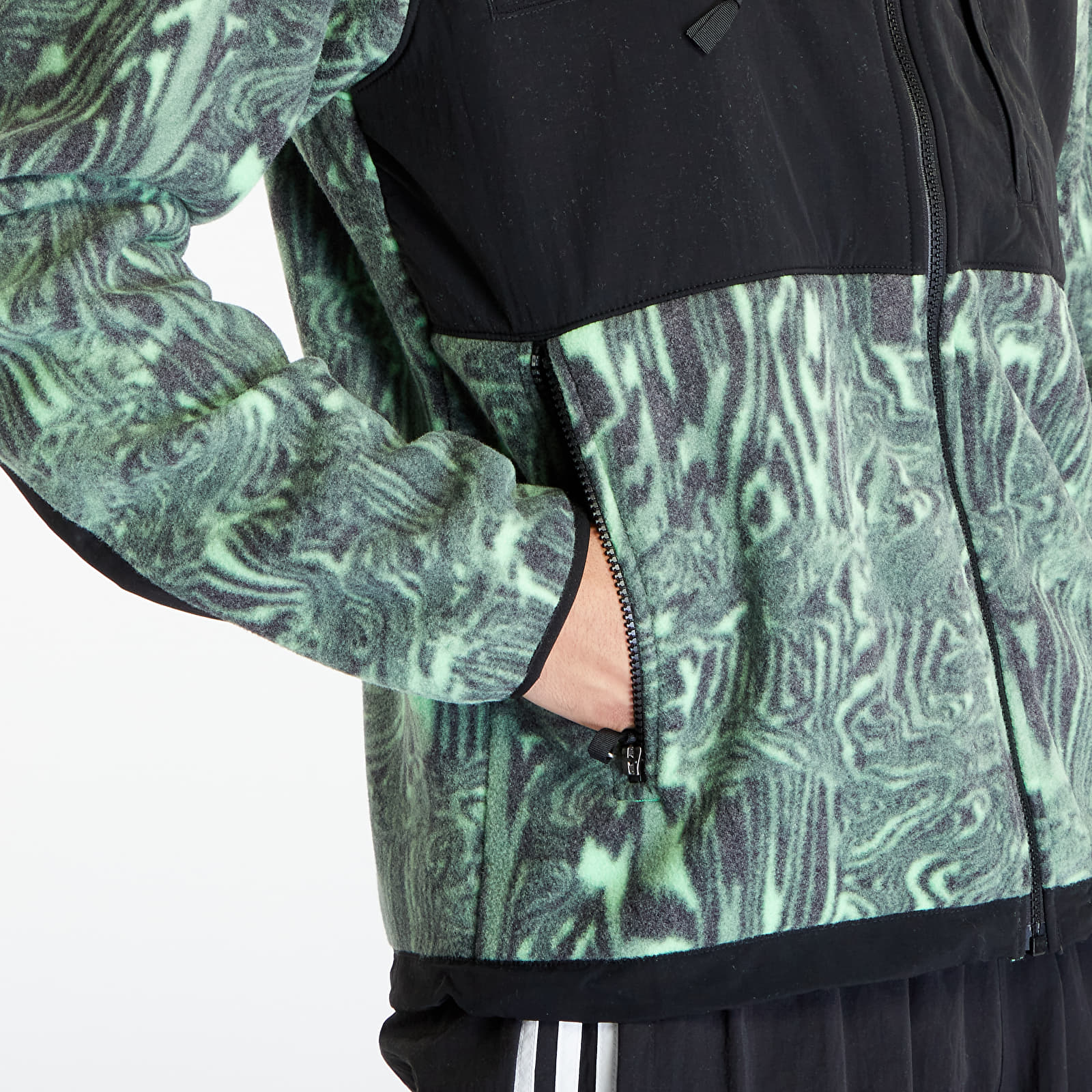Geci The North Face Denali Jacket Chlorophyll Green Digital Distortion Print/ Tnf Black