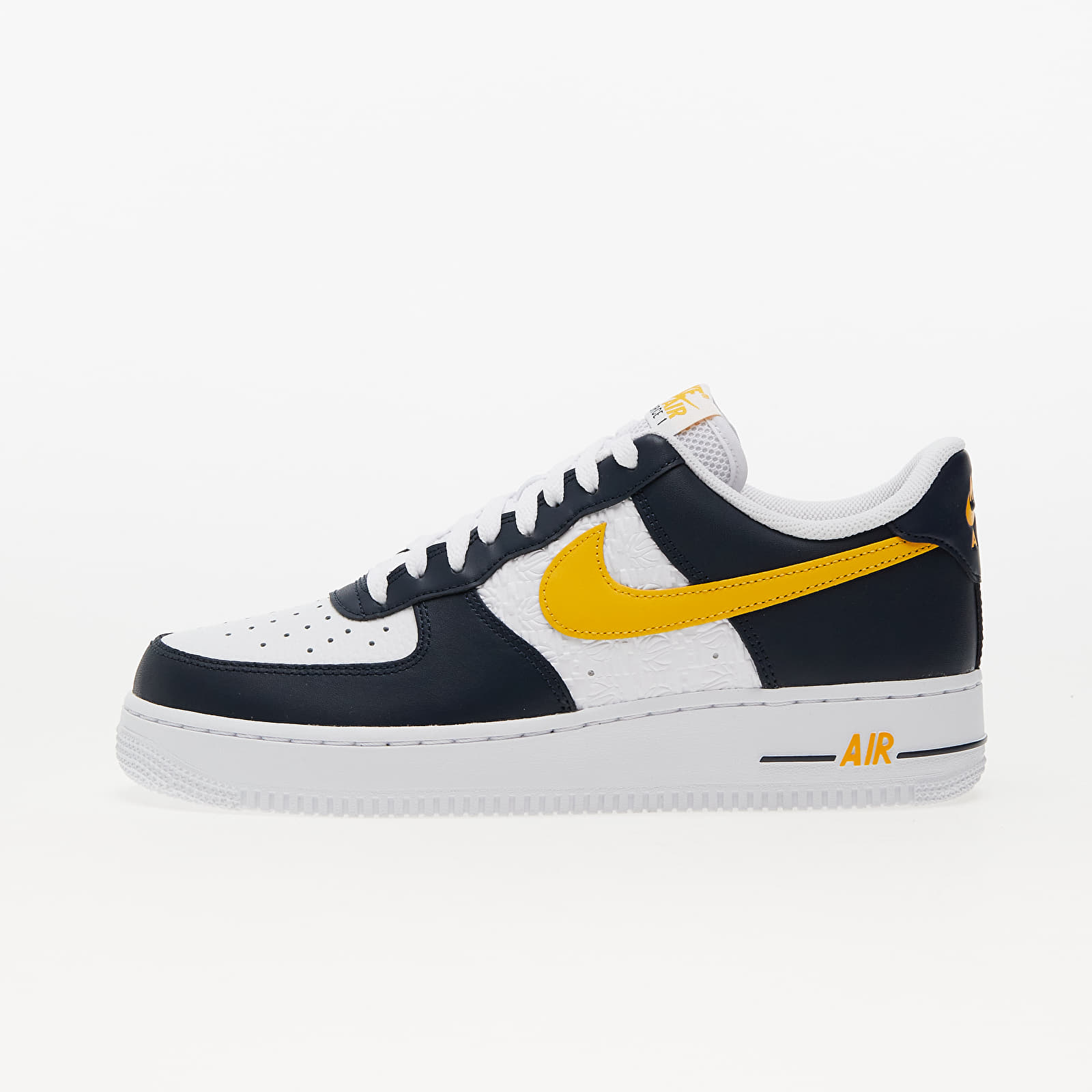 Adidași și pantofi pentru bărbați Nike Air Force 1 '07 Dark Obsidian/ University Gold-White