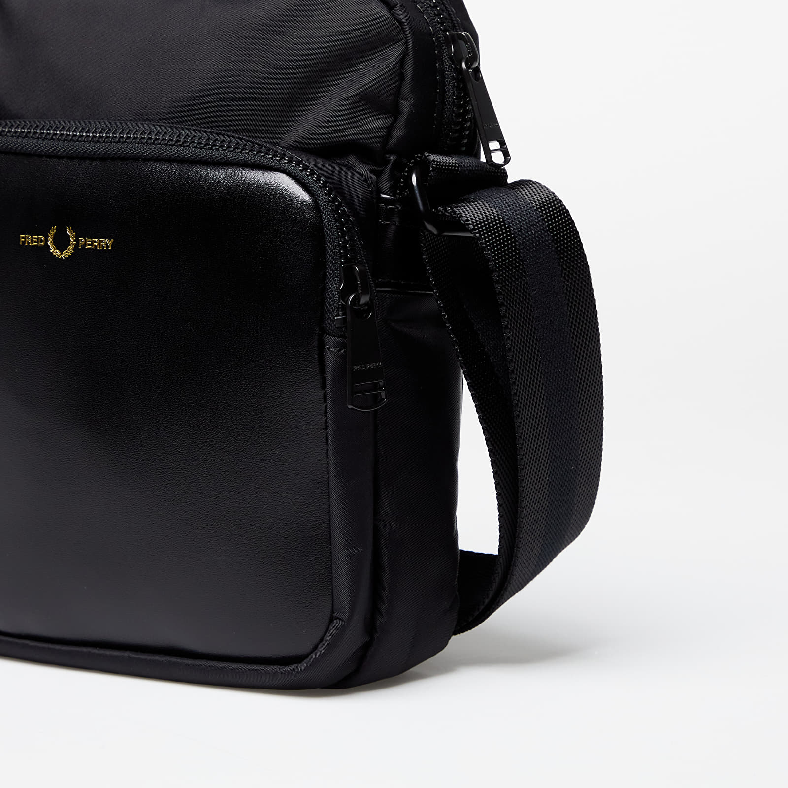 Shoulder bags FRED PERRY Nylon Twill Leather Side Bag Black Gold Queens