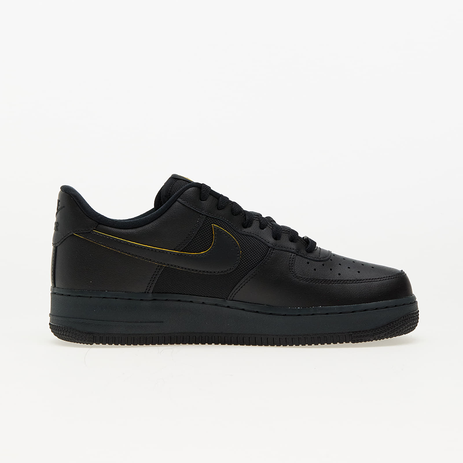 Baskets et chaussures pour hommes Nike Air Force 1 07 Black University Gold Dk Smoke Grey Queens