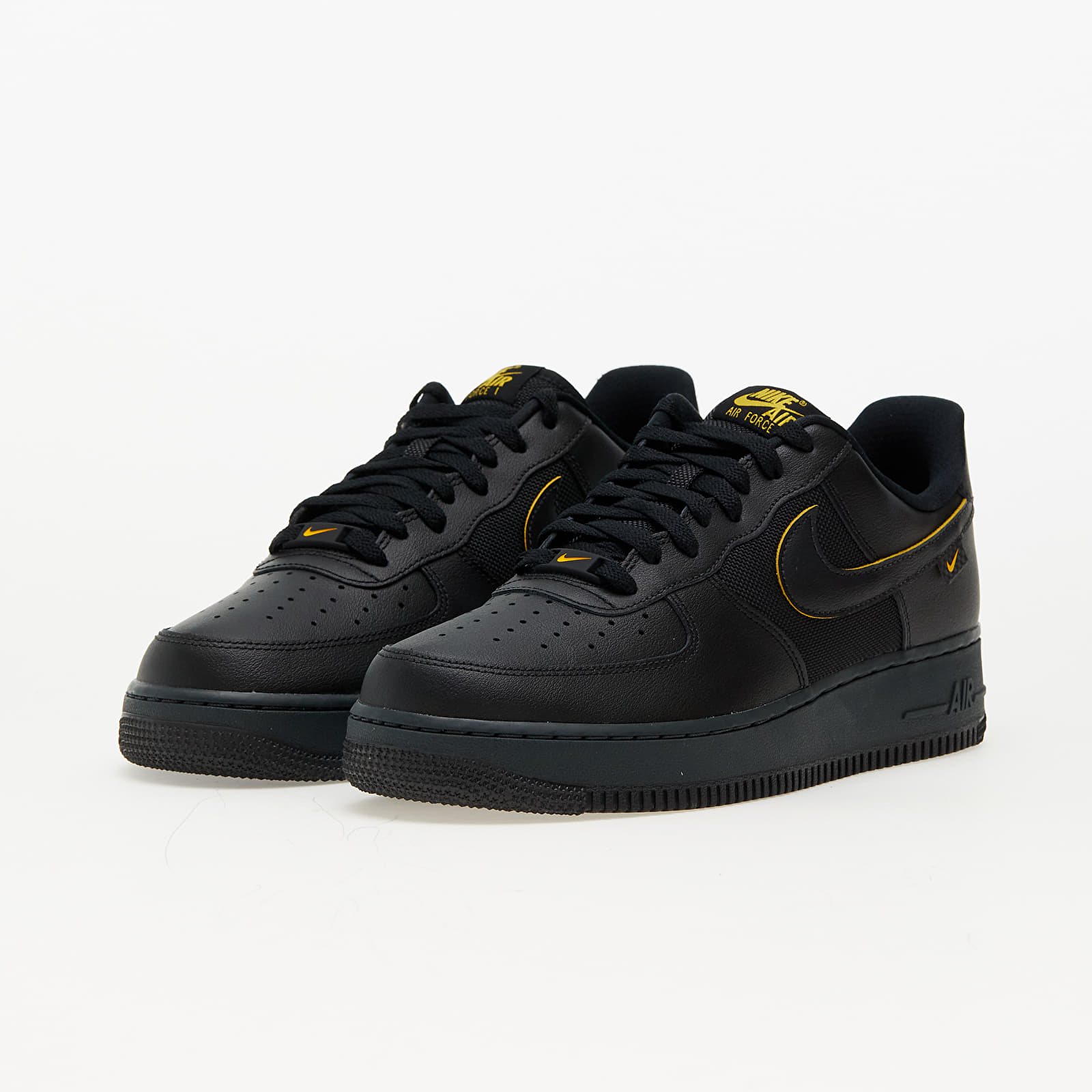 Turnschuhe und Schuhe fur Manner Nike Air Force 1 07 Black University Gold Dk Smoke Grey Queens