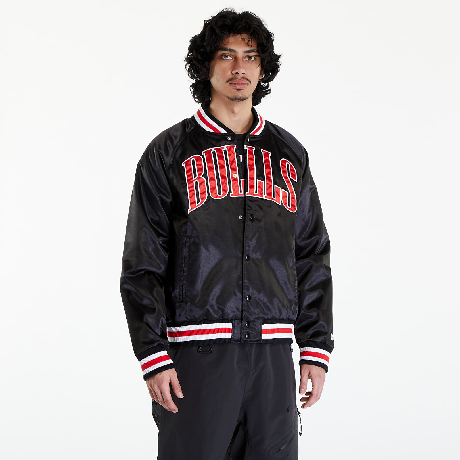 Bomber jackets New Era Chicago Bulls NBA Applique Satin Bomber Jacket UNISEX Black Front Door Red Queens