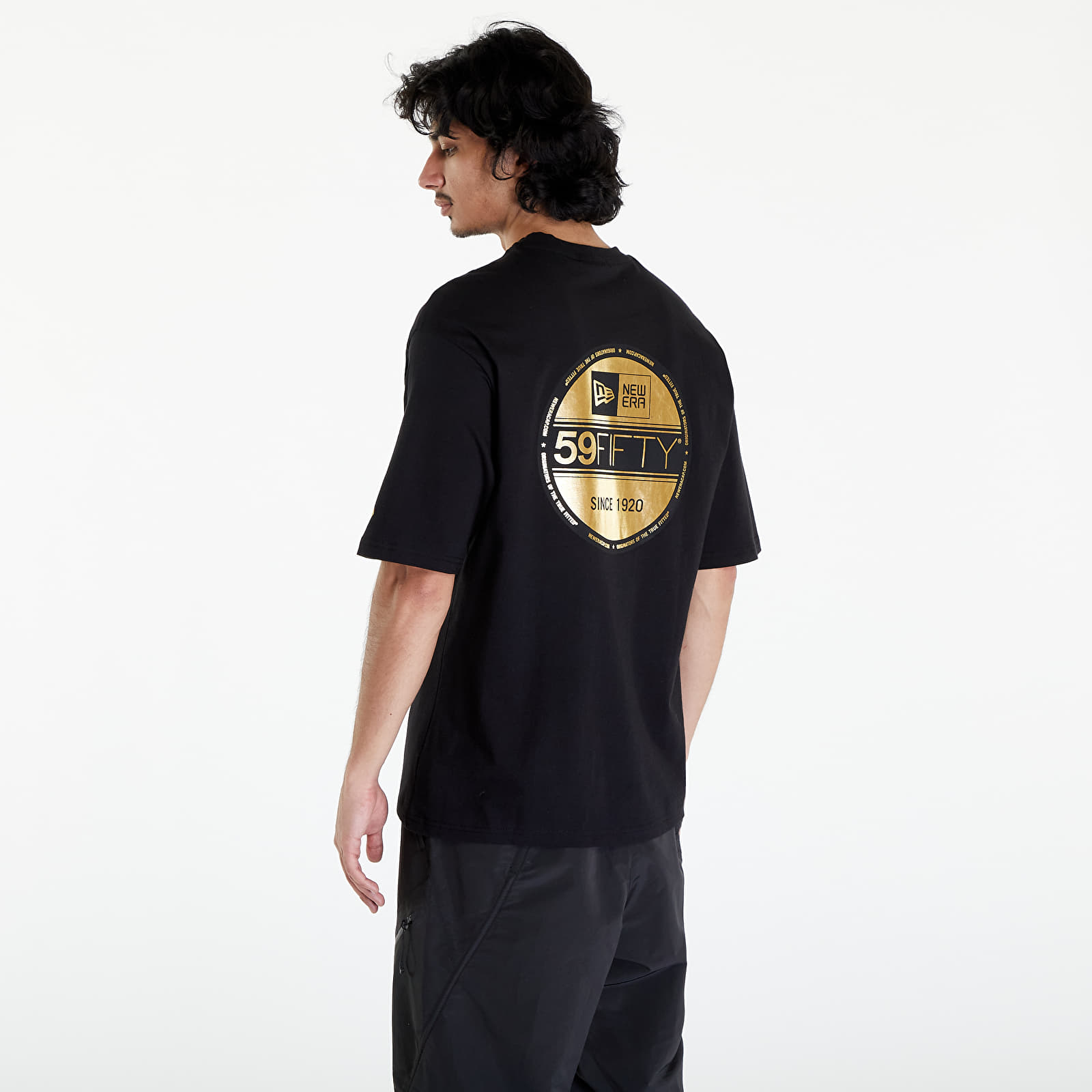 T-Shirts New Era Sticker OS Tee UNISEX Black/ Metallic Gold