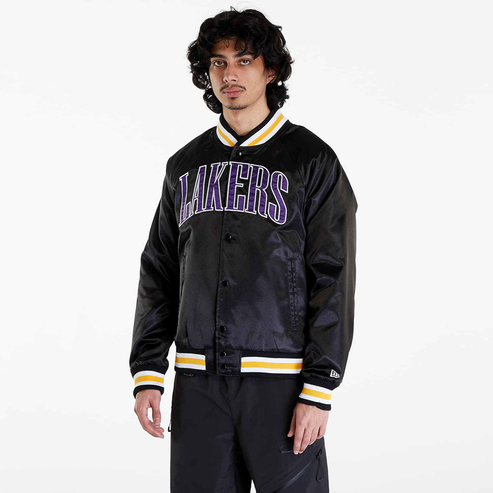 Bomber jakne New Era LA Lakers NBA Applique Satin Bomber Jacket UNISEX Black/ True Purple