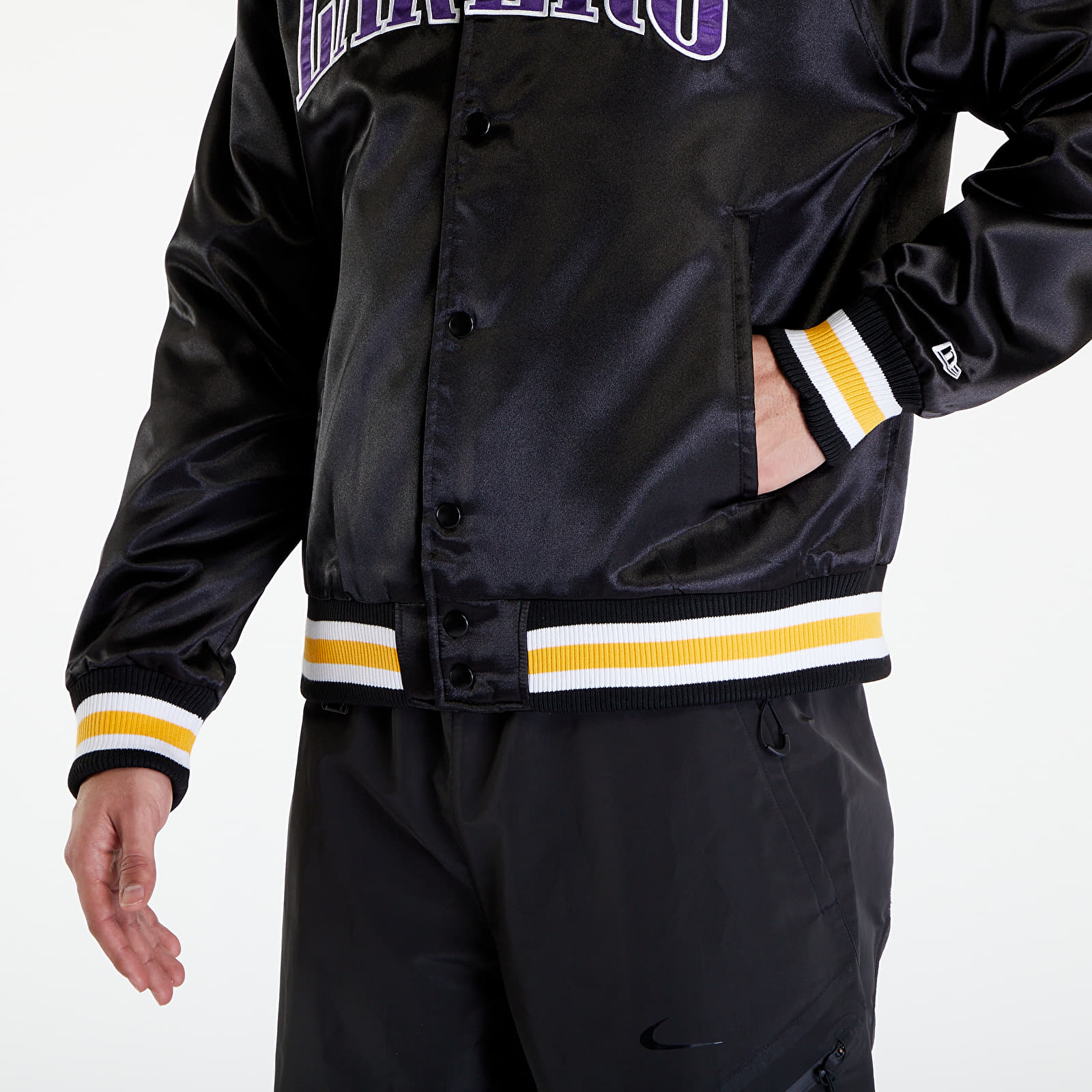 Bomber jakne New Era LA Lakers NBA Applique Satin Bomber Jacket UNISEX Black/ True Purple