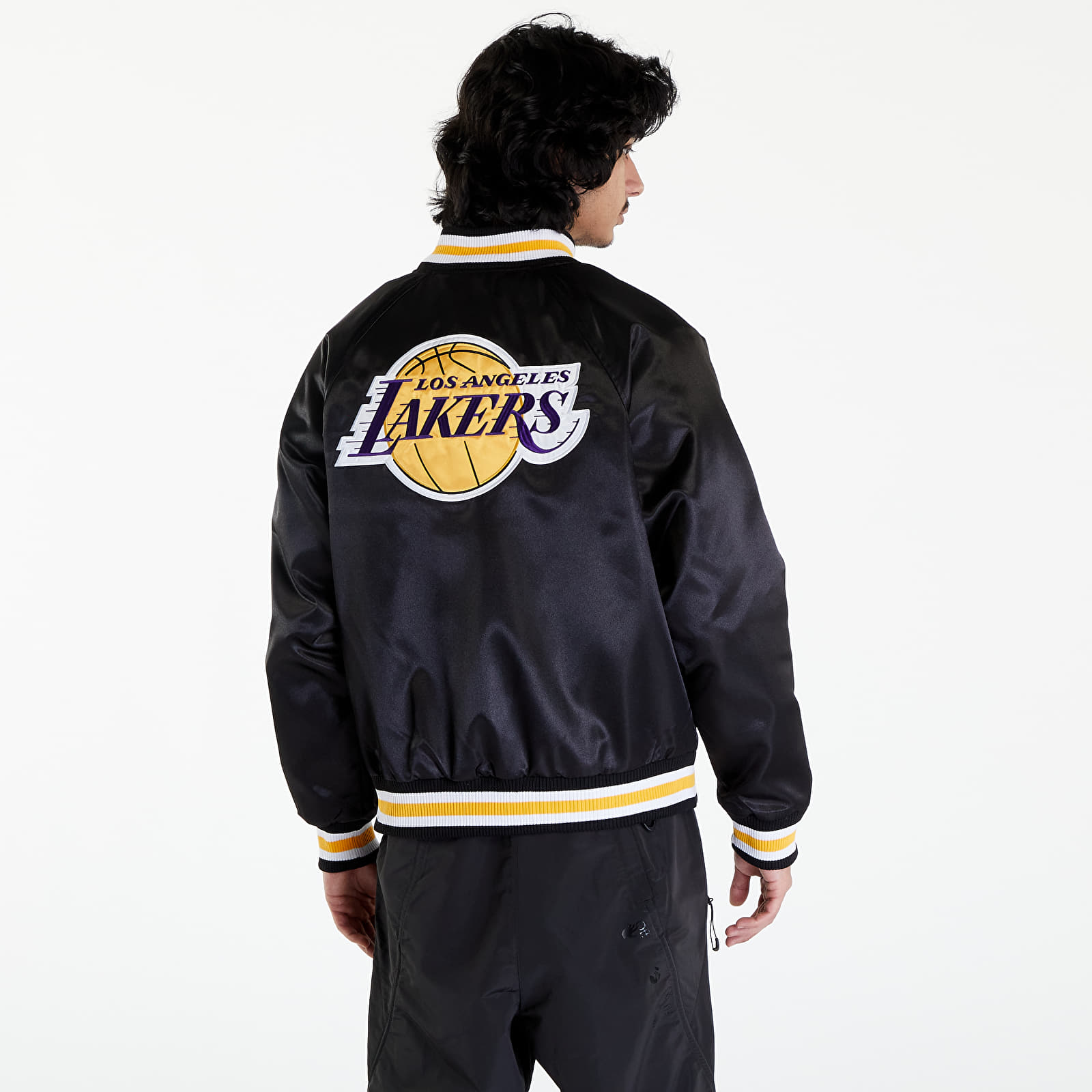 Bomber jakne New Era LA Lakers NBA Applique Satin Bomber Jacket UNISEX Black/ True Purple