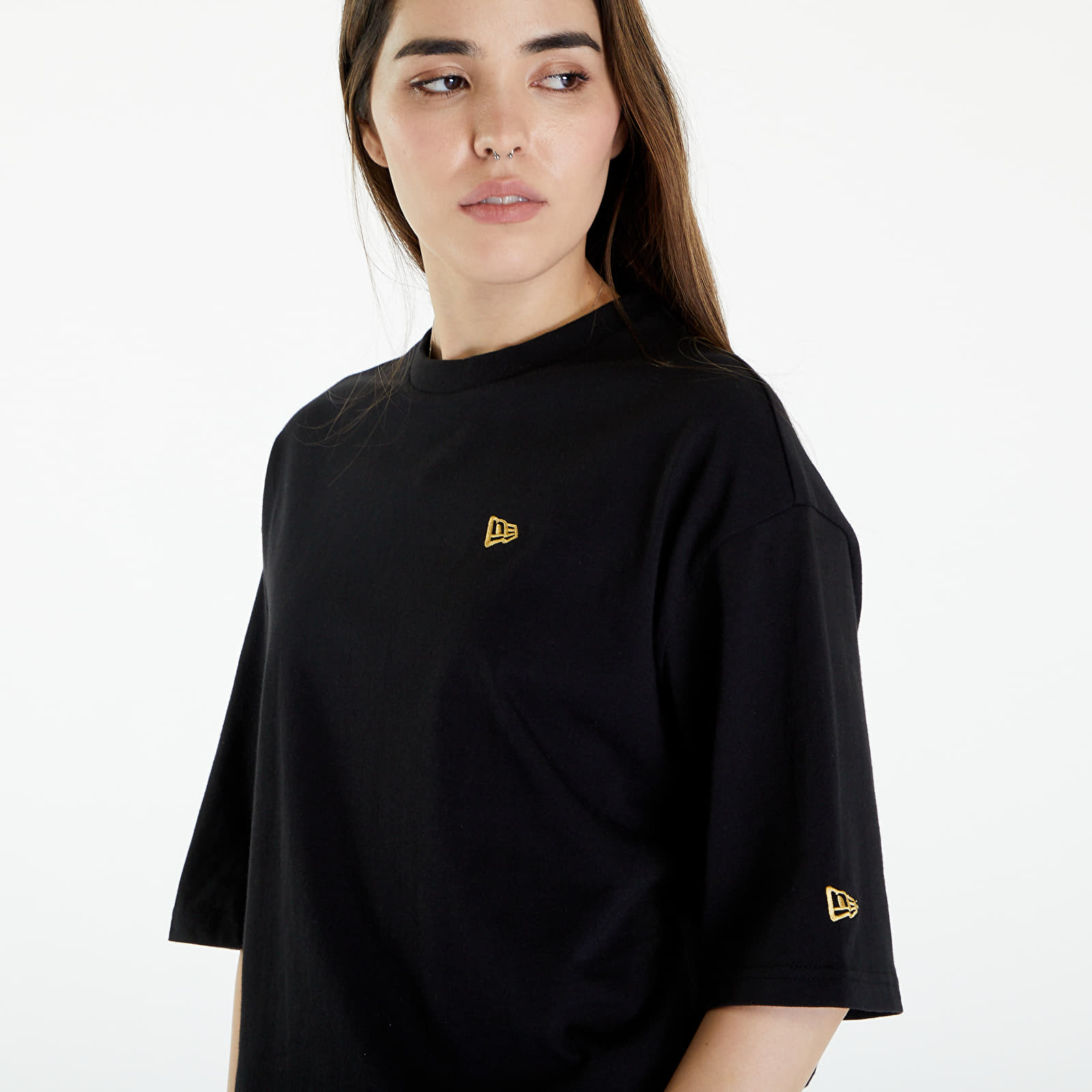 T-Shirts New Era Sticker OS Tee UNISEX Black/ Metallic Gold