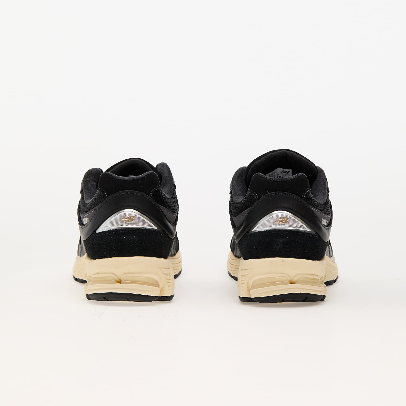 Men's sneakers and shoes New Balance 2002R Black