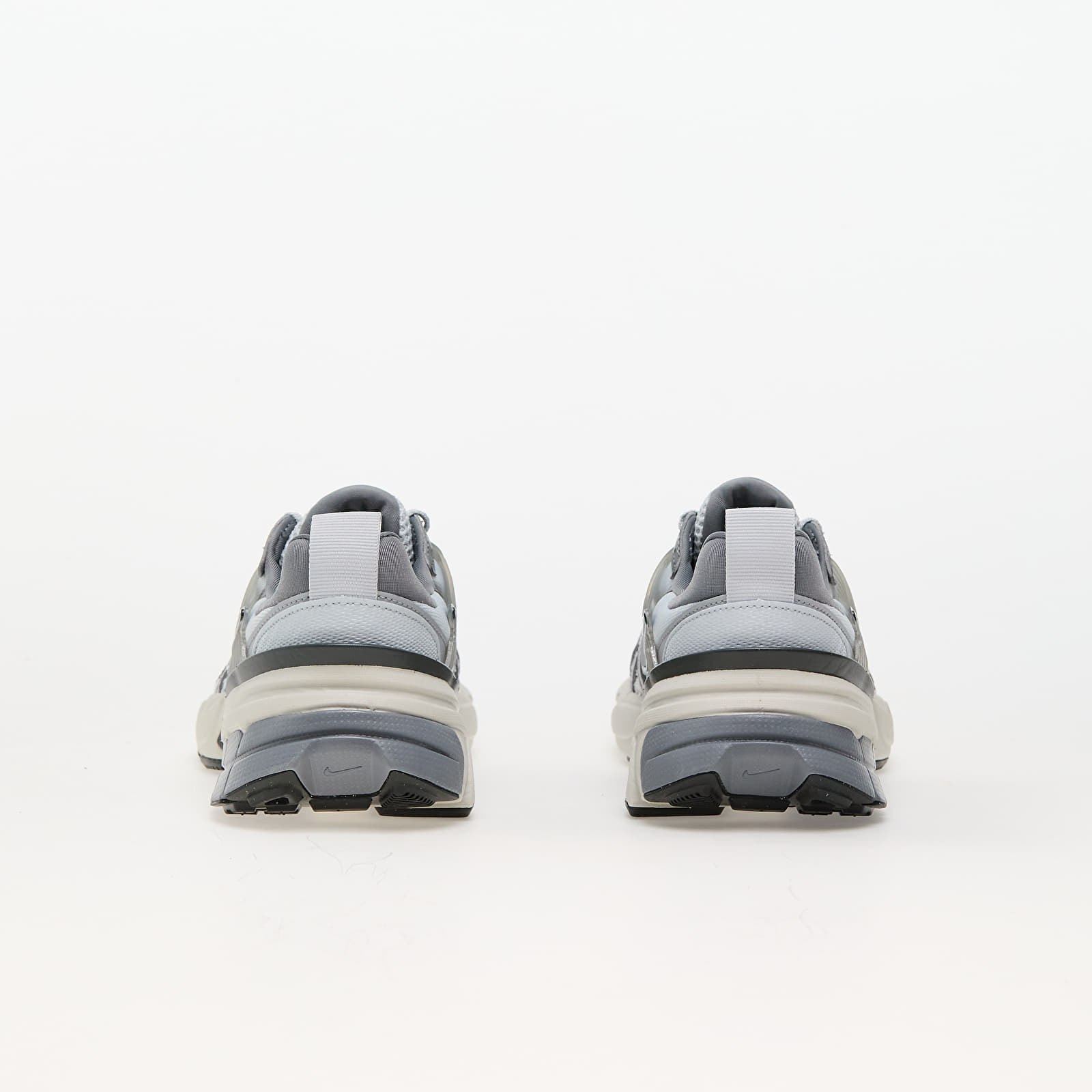 Sneakers och skor för kvinnor Nike W V2K Run Pure Platinum/ Mtlc Cool Grey-Wolf Grey