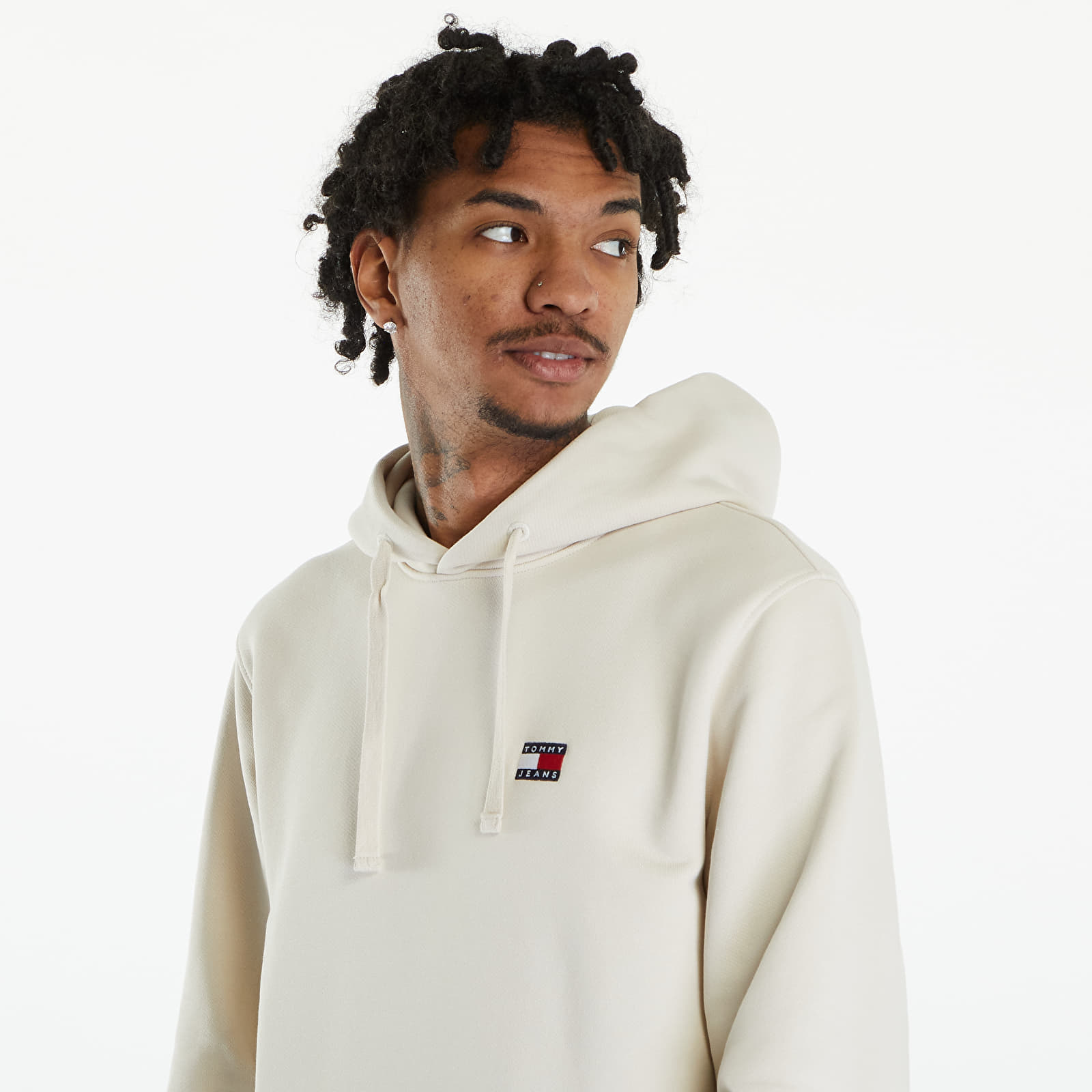Bluzy Tommy Jeans Regular Badge Hoodie Newsprint