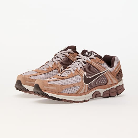 Baskets et chaussures pour hommes Nike Zoom Vomero 5 Dusted Clay Earth Platinum Violet Queens