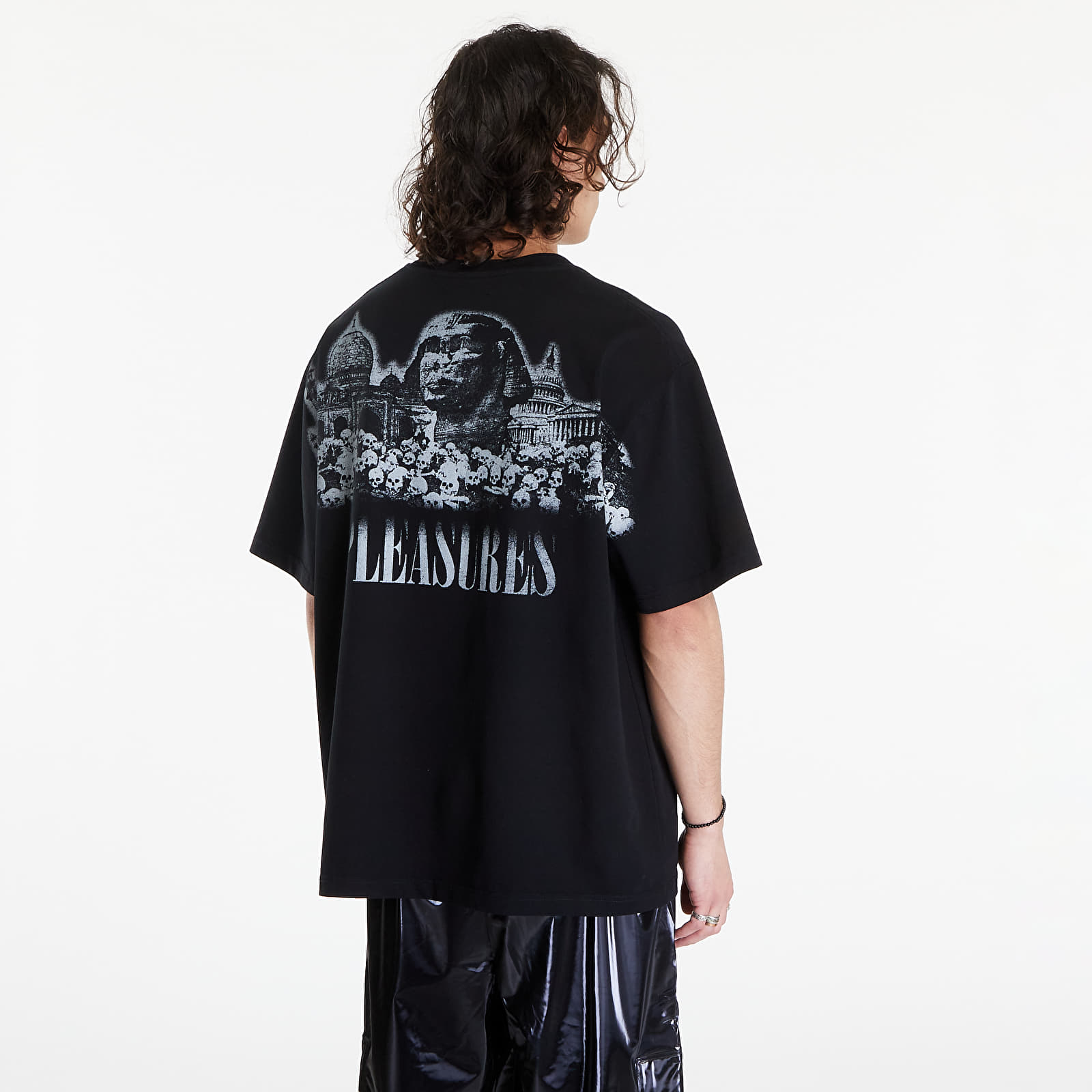 Trička PLEASURES Monuments Heavyweight T-Shirt Black