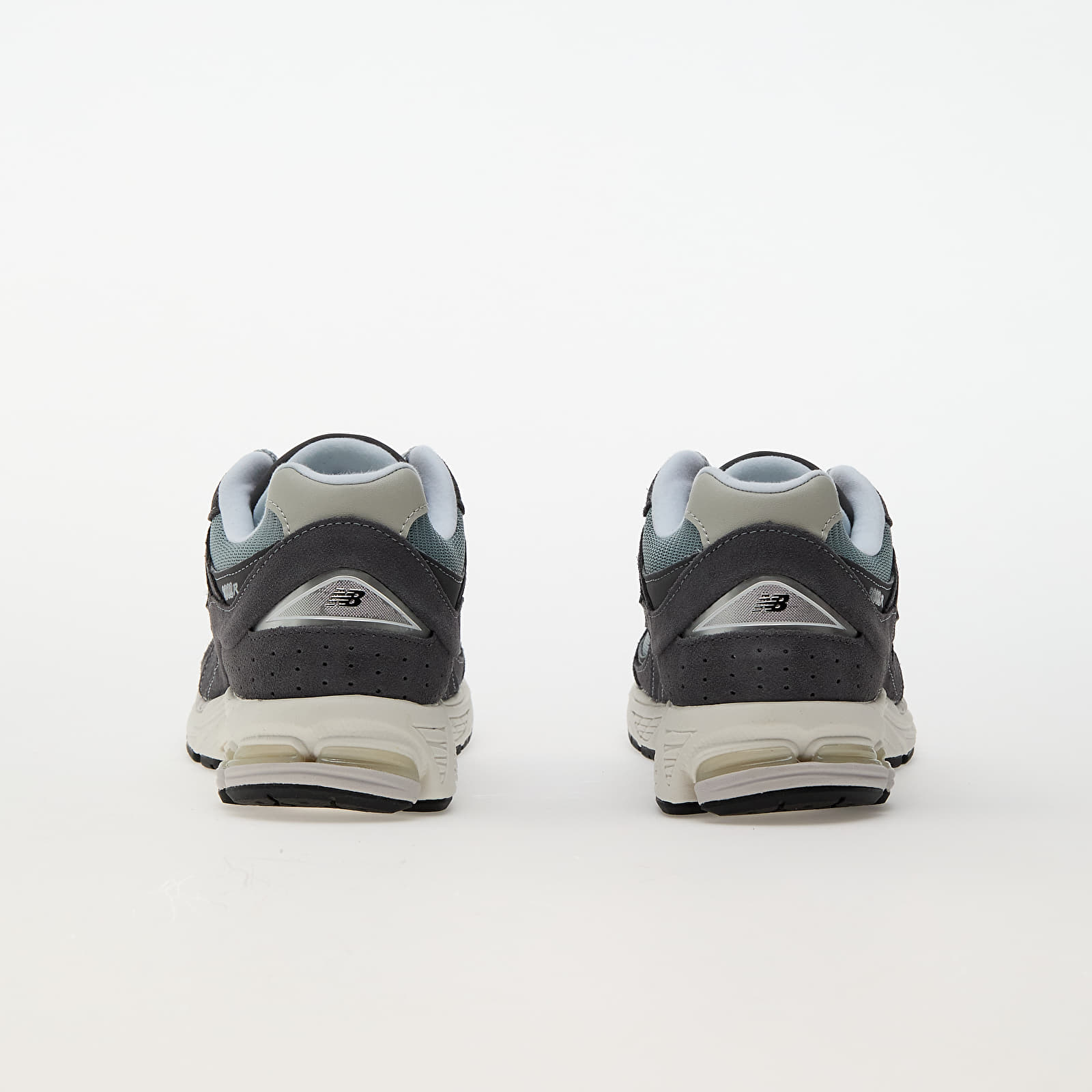Men's sneakers and shoes New Balance 2002R Magnet
