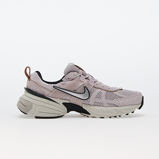 Sneakers und Schuhe fur Frauen Nike W V2K Run Platinum Violet Chrome Light Bone Black Queens