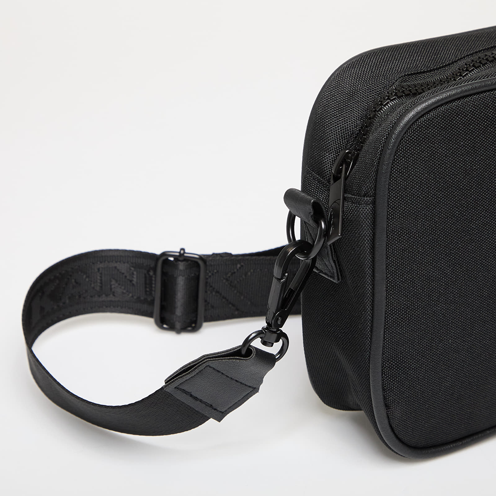Mochilas Karl Kani Signature Essential Messenger Bag Black