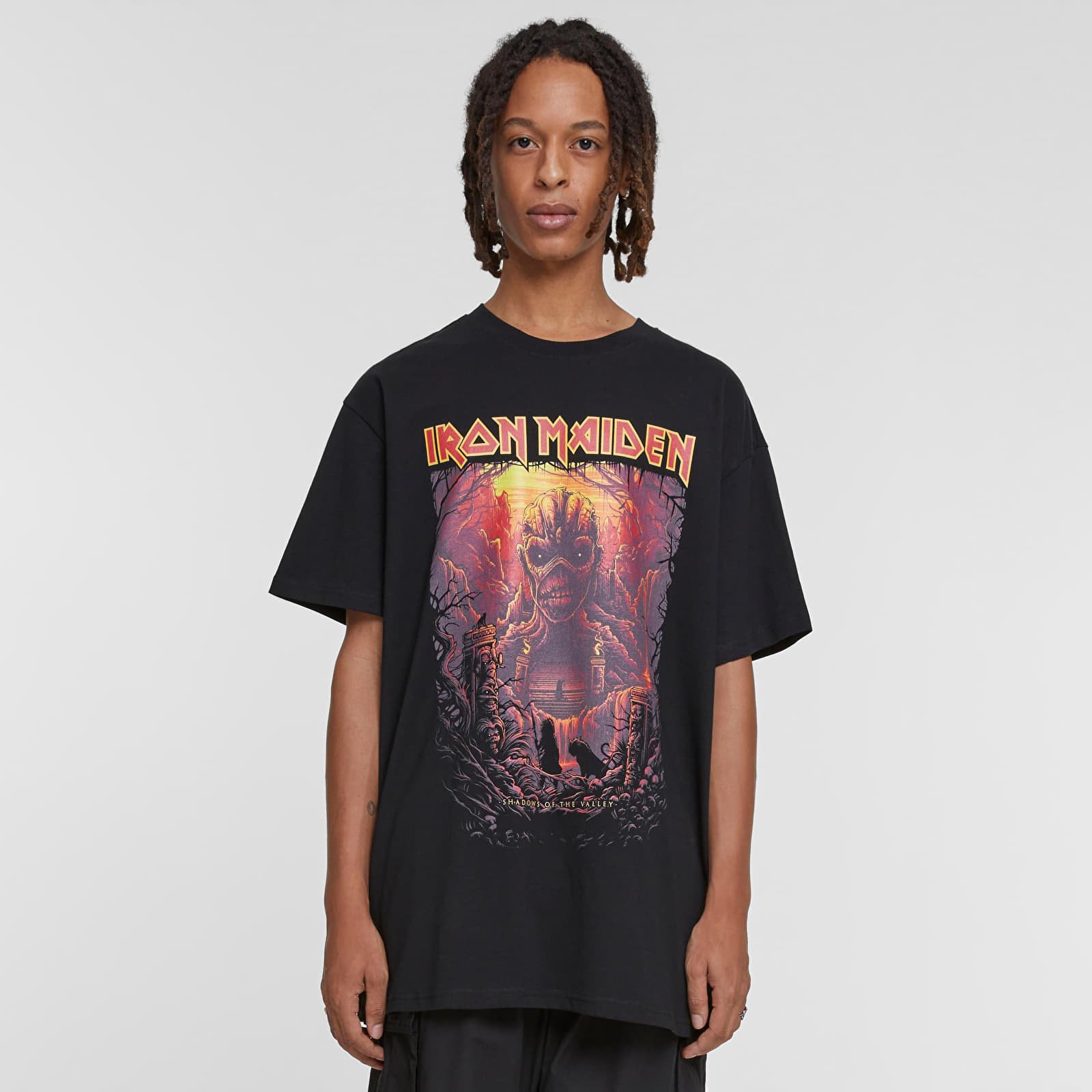 Camisetas Urban Classics Upscale X Iron Maiden Shadow of the Valley Oversize Tee Black