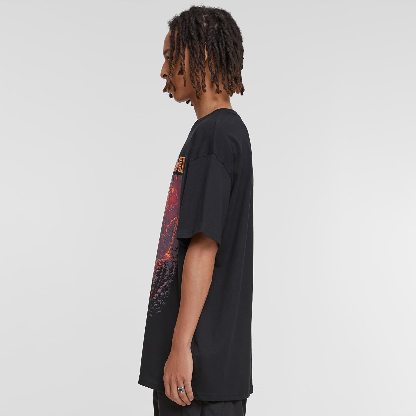 Camisetas Urban Classics Upscale X Iron Maiden Shadow of the Valley Oversize Tee Black