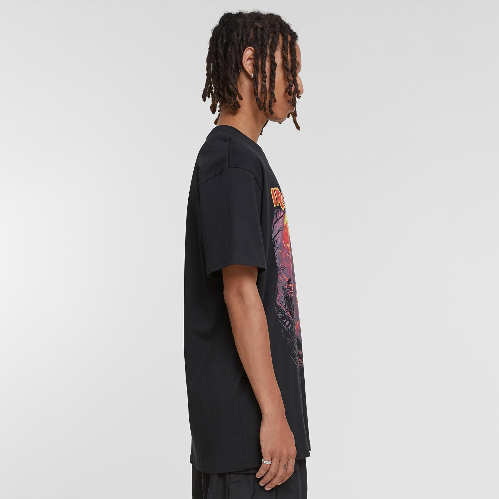 Camisetas Urban Classics Upscale X Iron Maiden Shadow of the Valley Oversize Tee Black