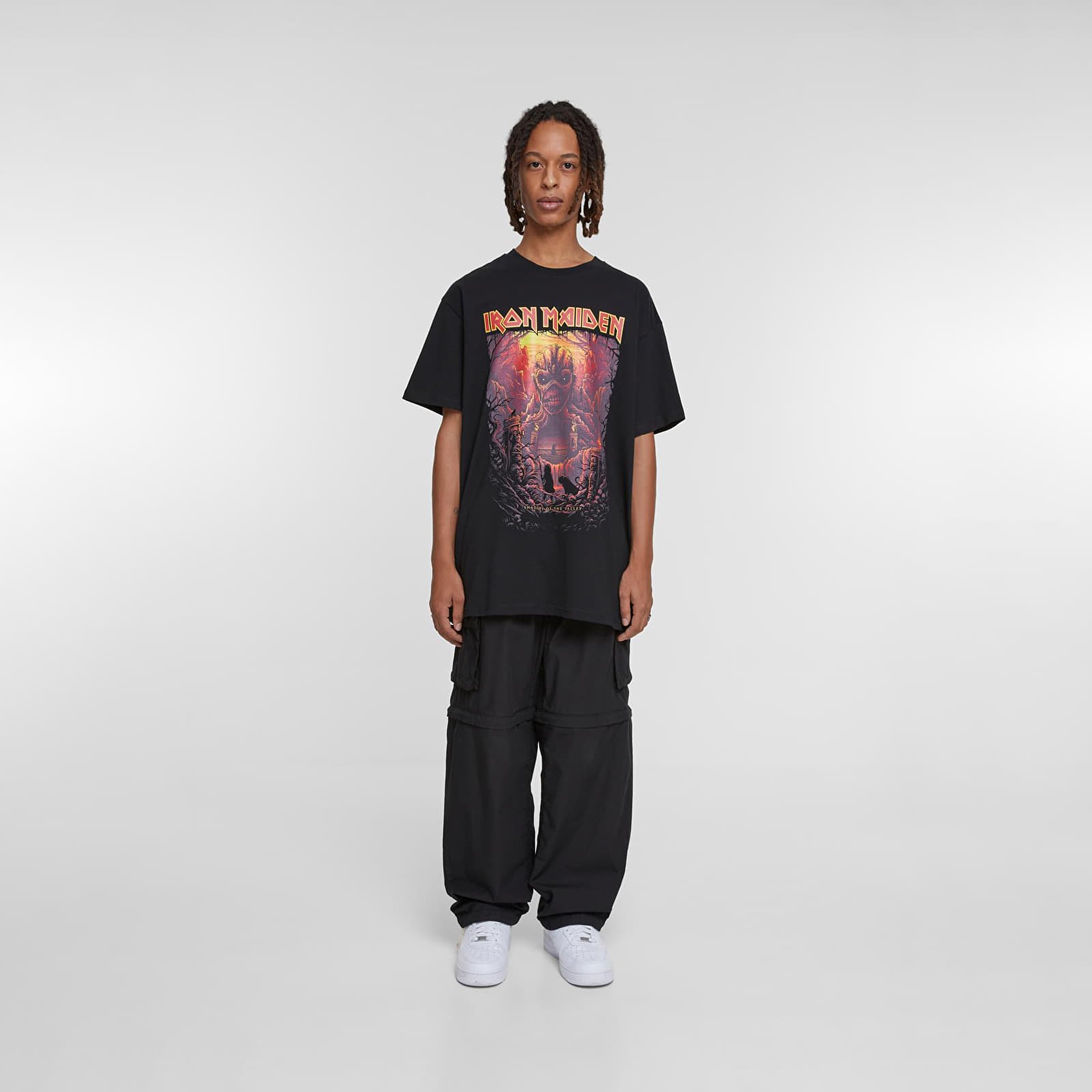 Camisetas Urban Classics Upscale X Iron Maiden Shadow of the Valley Oversize Tee Black